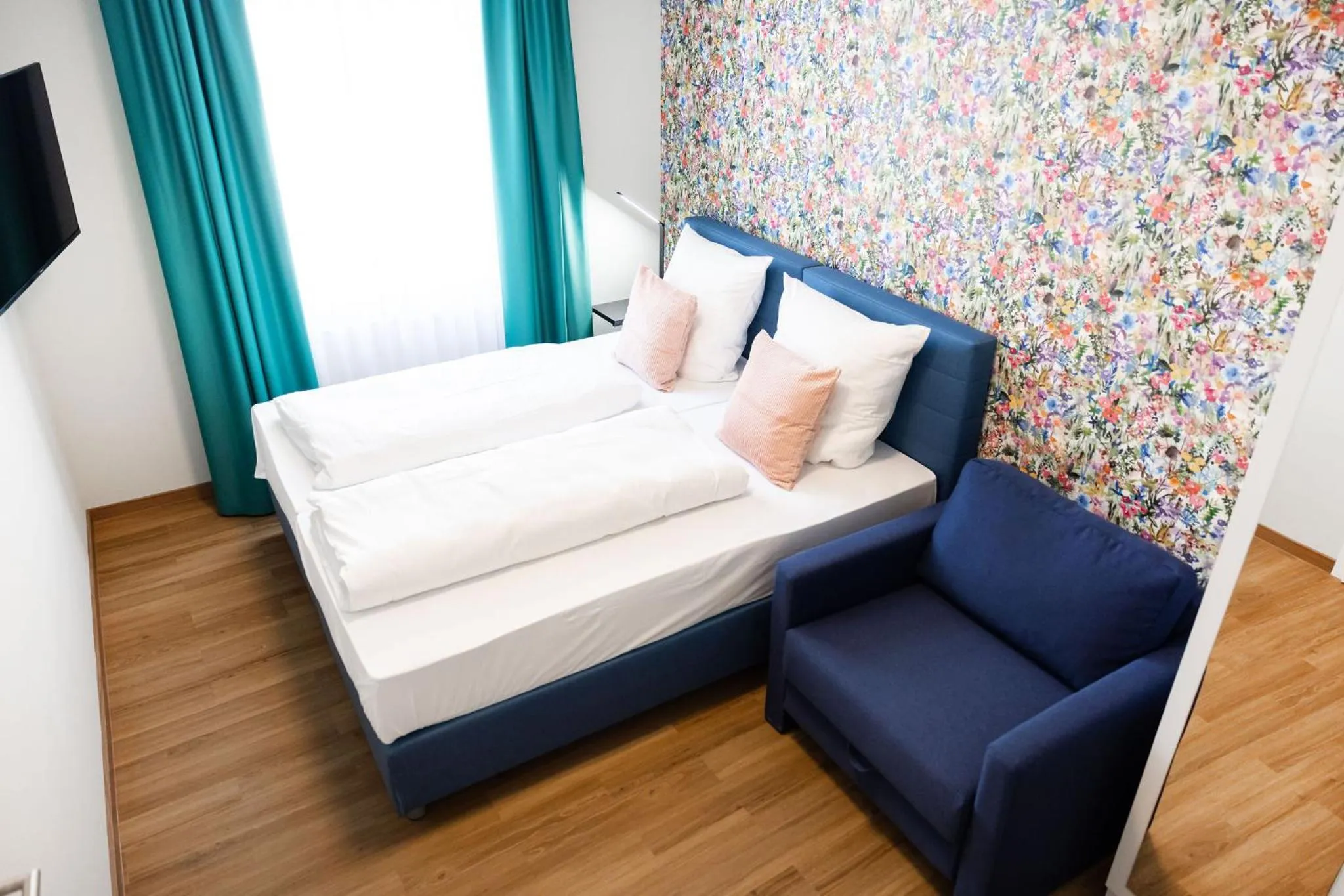 Photo of the whole room, Bed in House of Blooms