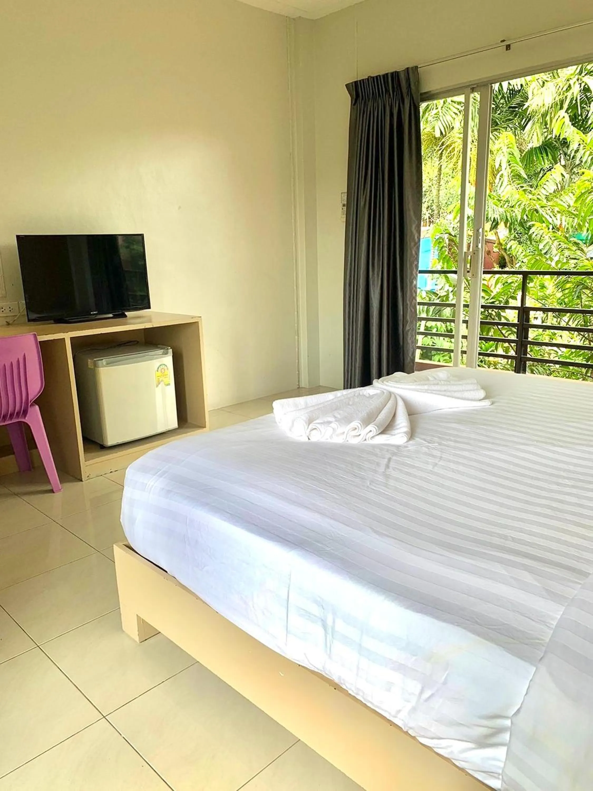 Bed in Forest Bungalows & Mama's Restaurant