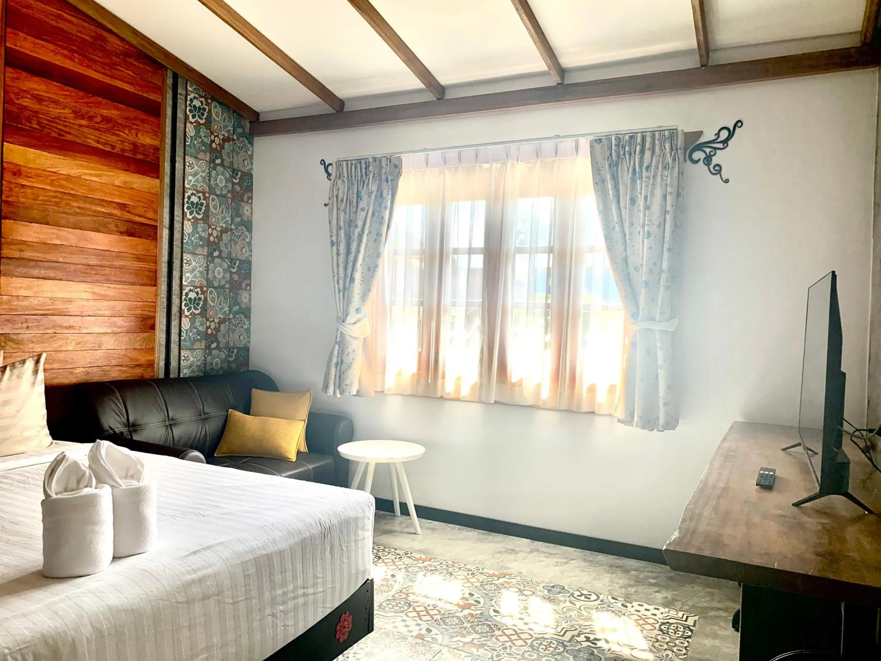 Bed in Forest Bungalows & Mama's Restaurant