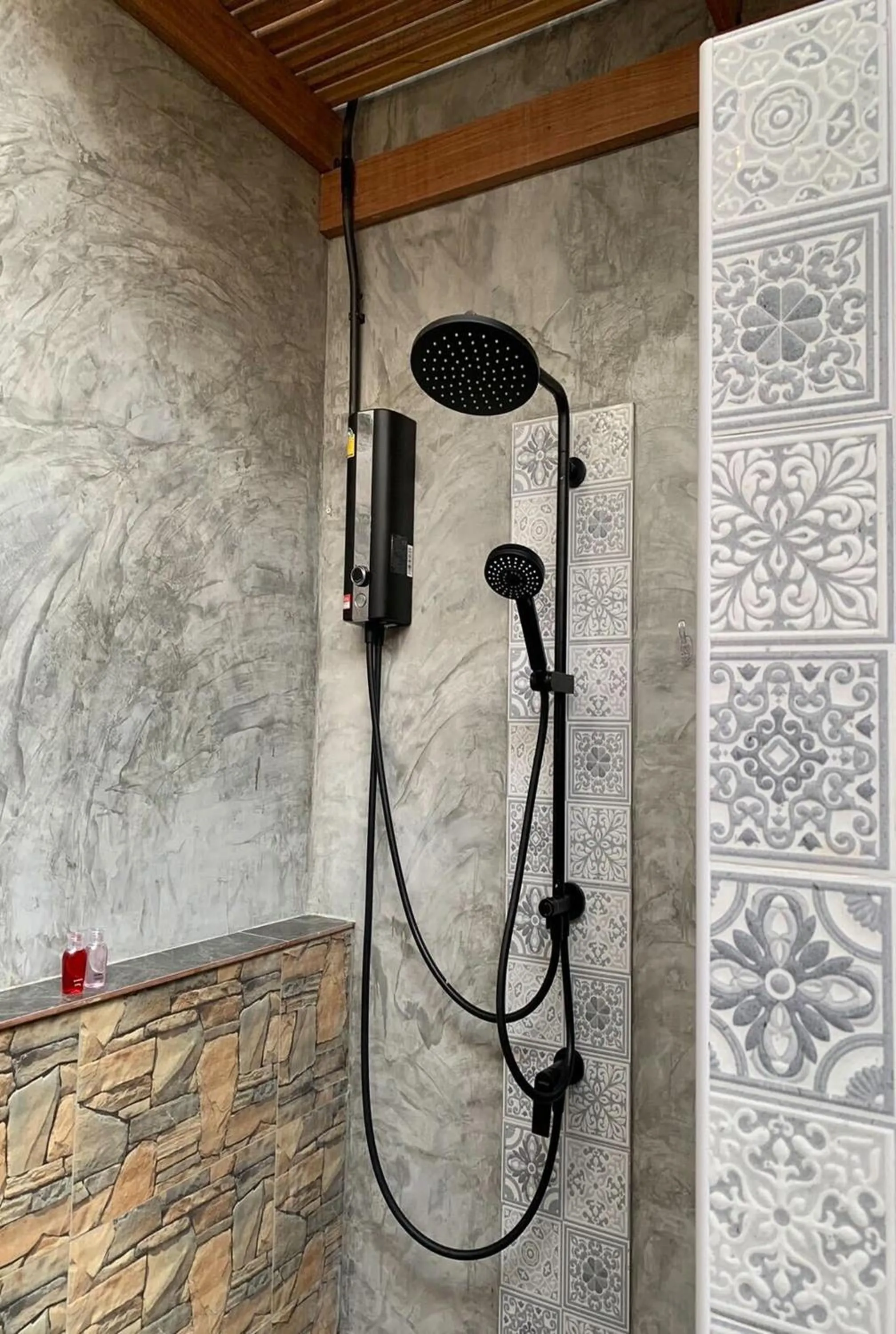 Shower in Forest Bungalows & Mama's Restaurant