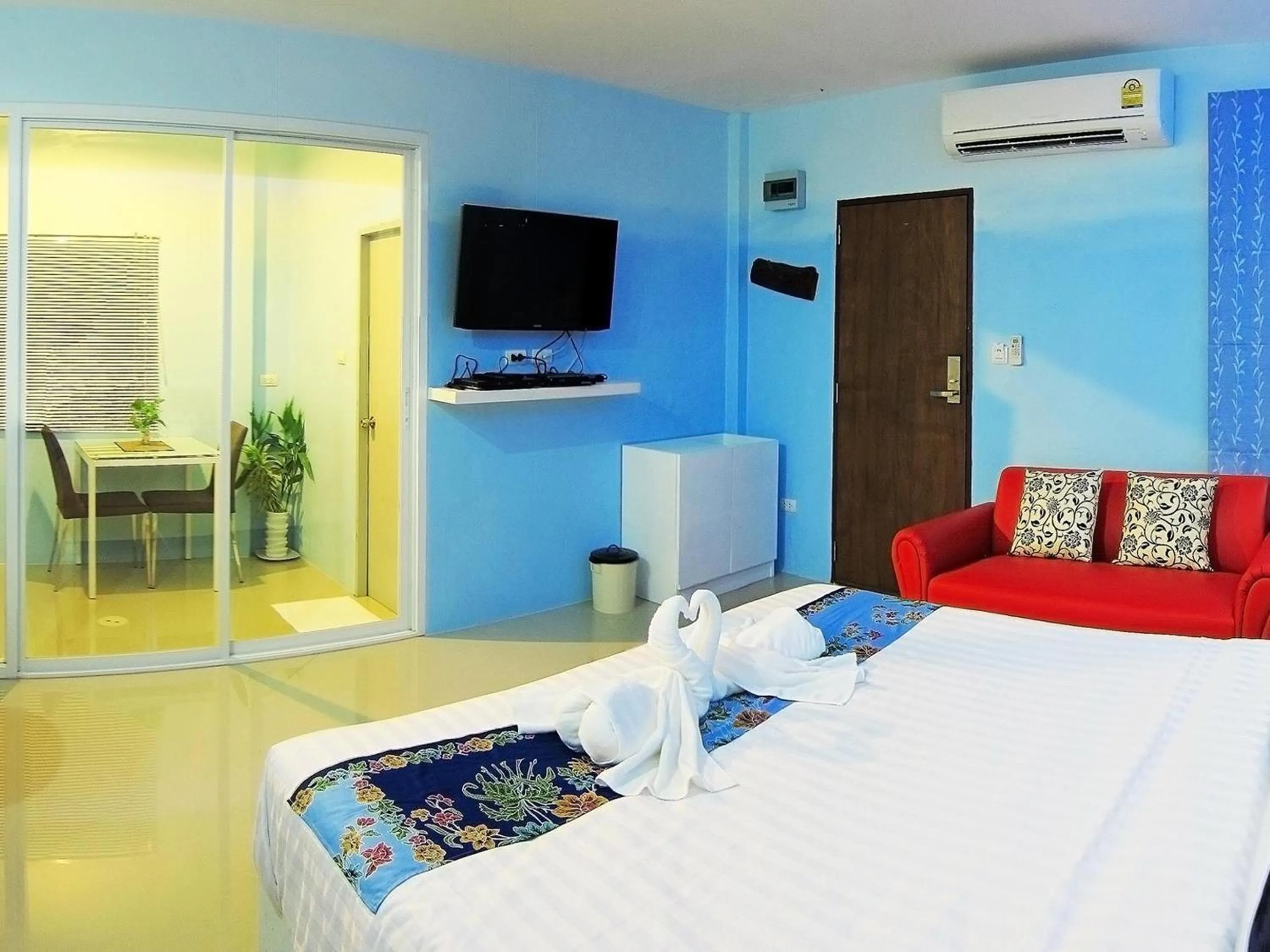 Bed in Forest Bungalows & Mama's Restaurant