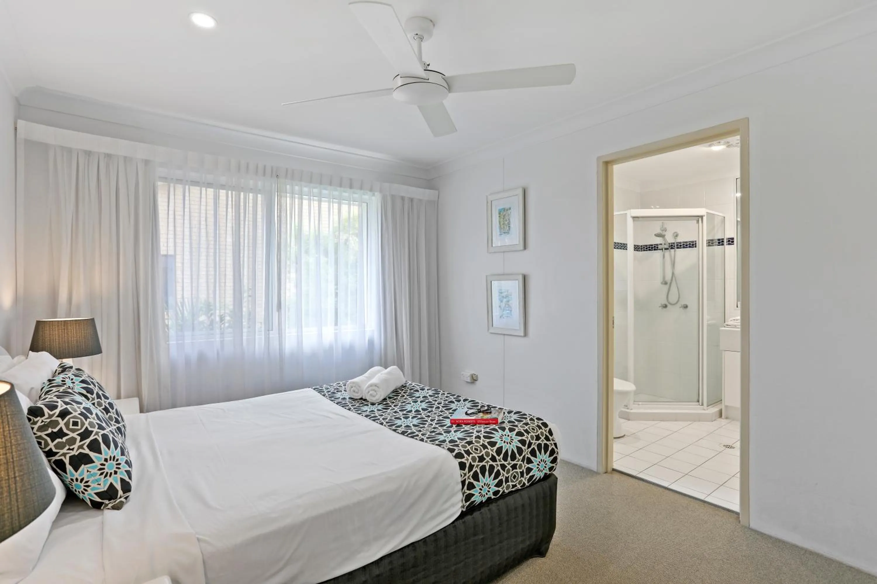 Shower, Bed in Le Beach Apartments