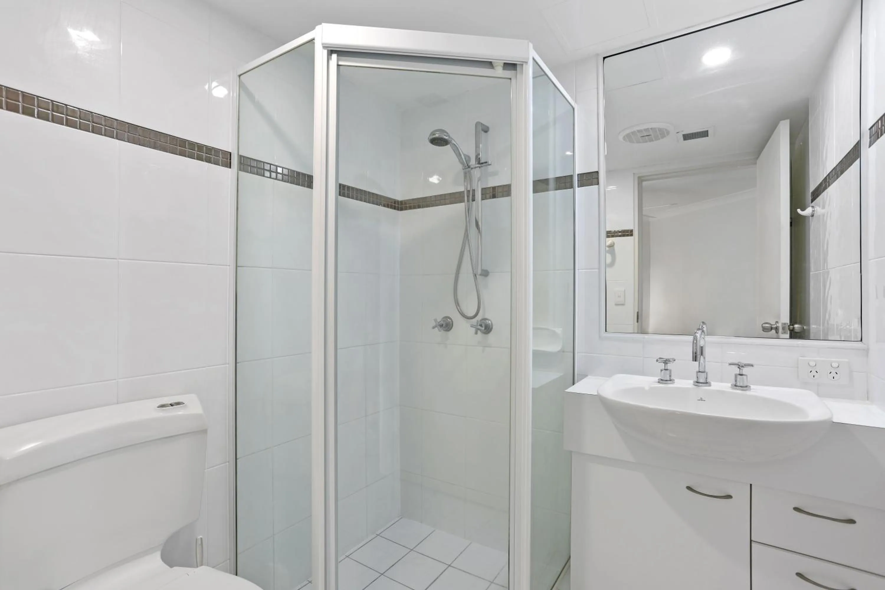 Shower in Le Beach Apartments