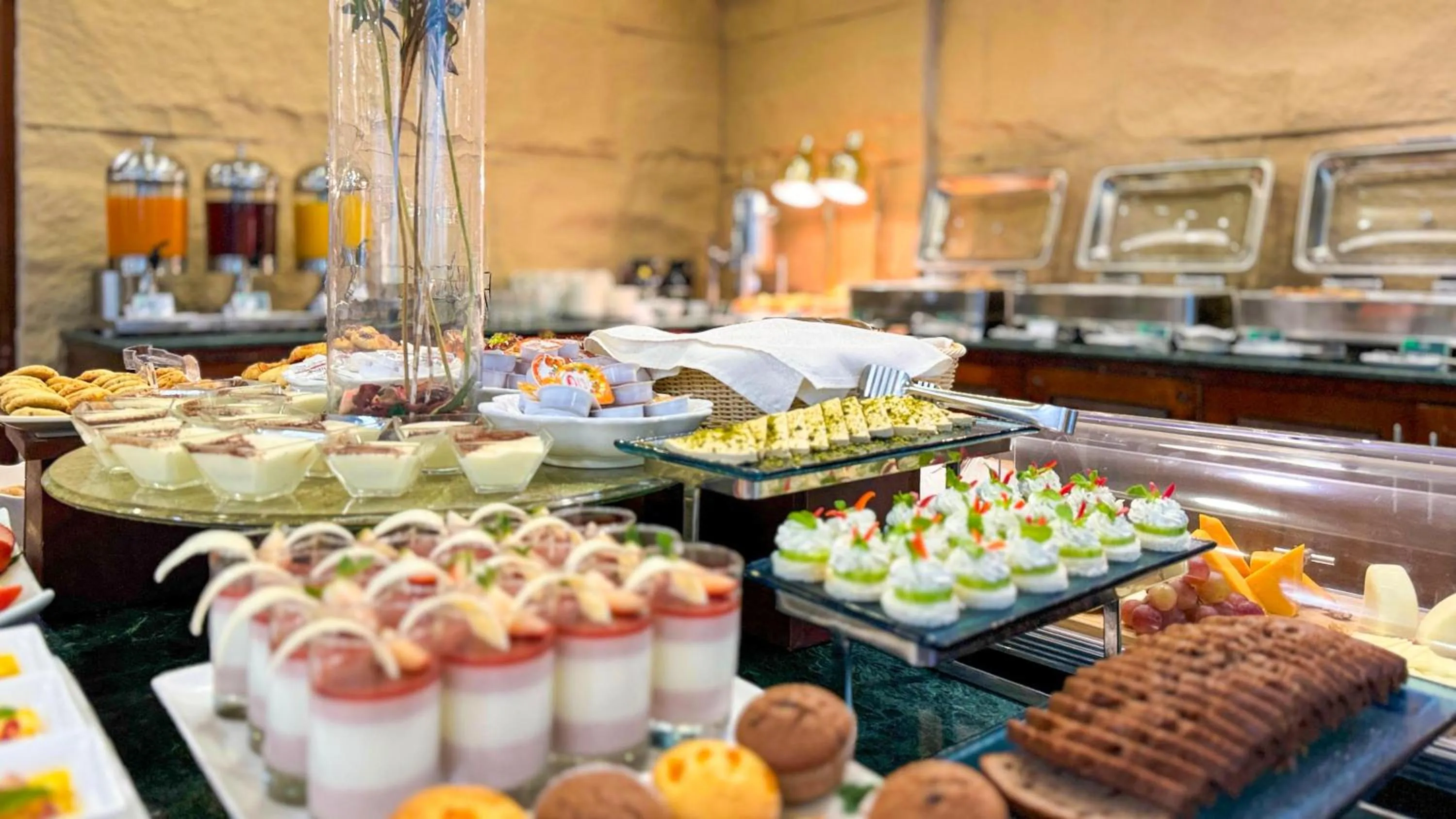 Restaurant/places to eat in City Tower Hotel