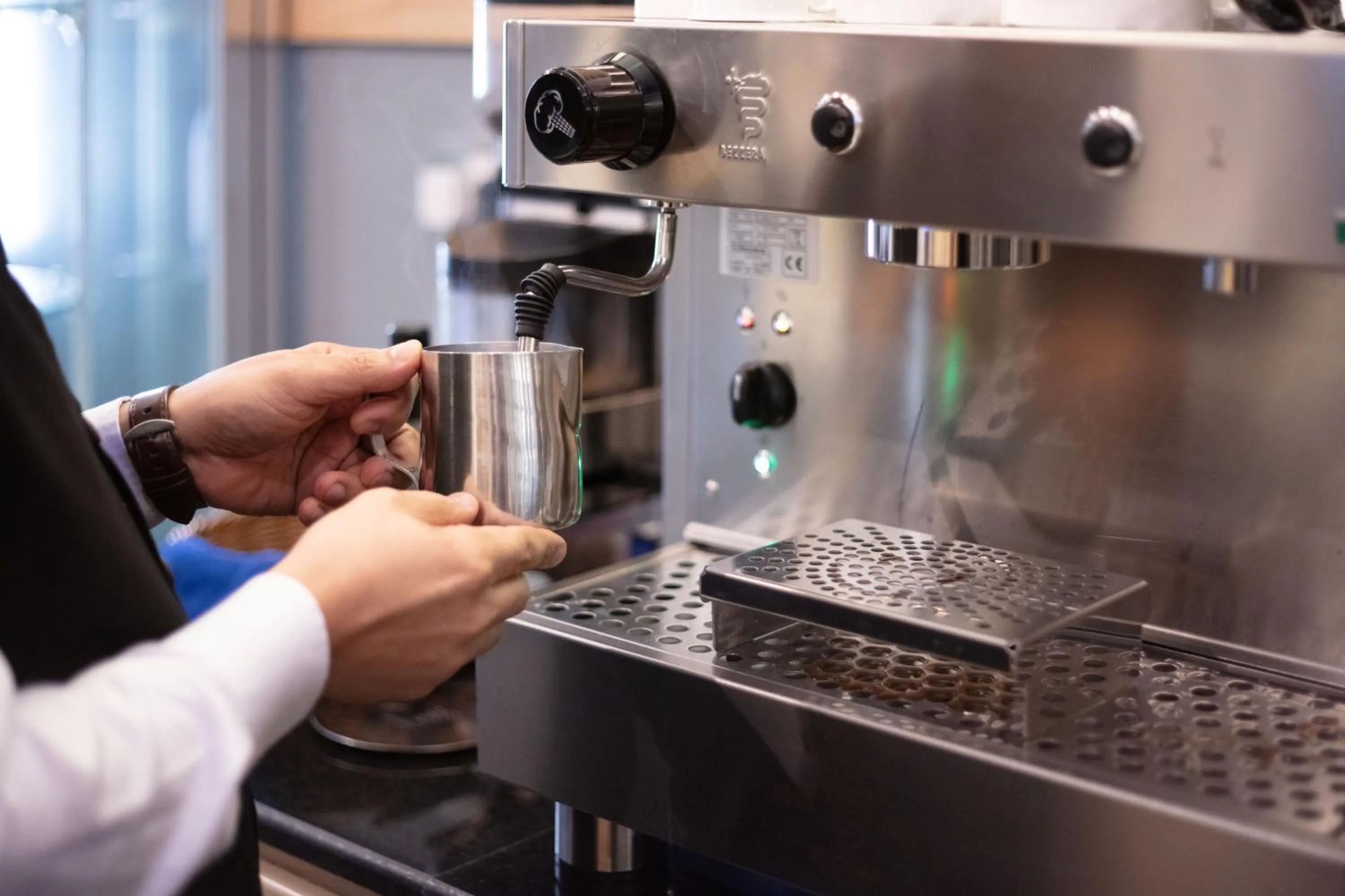 Coffee/tea facilities in City Tower Hotel