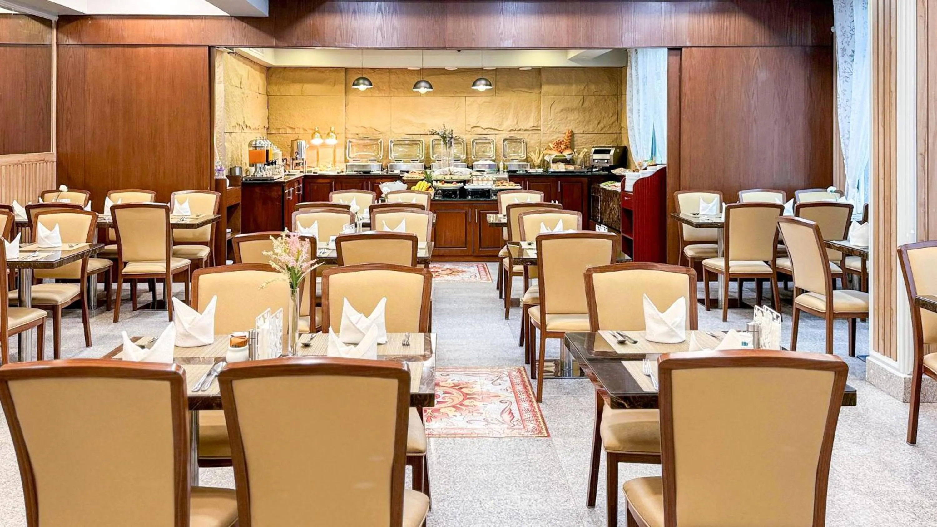 Restaurant/places to eat in City Tower Hotel