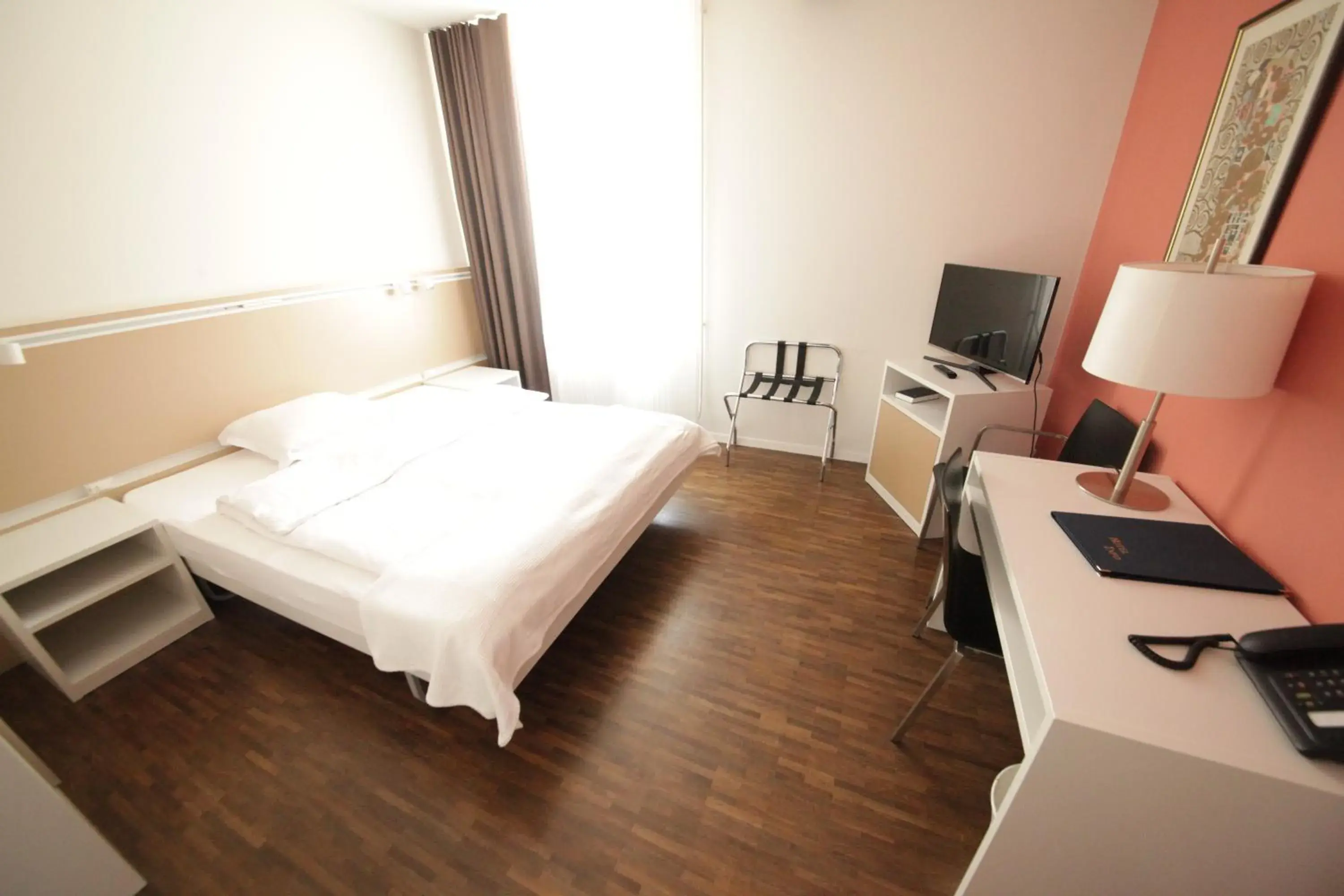 Deluxe Double or Twin Room - single occupancy in Auberge de Prangins Deluxe Double or Twin Room - single occupancy in Auberge de Prangins