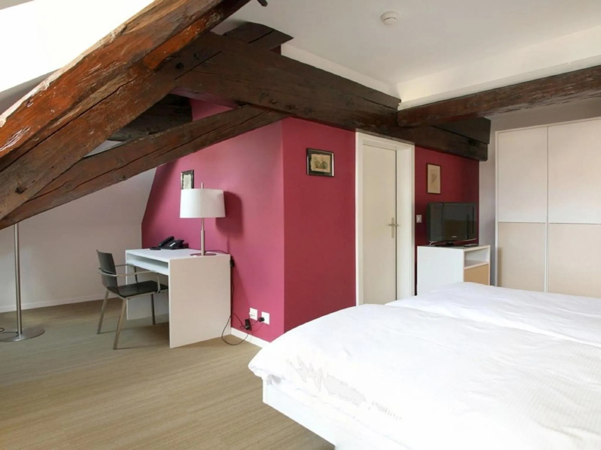 Photo of the whole room, Bed in Auberge de Prangins
