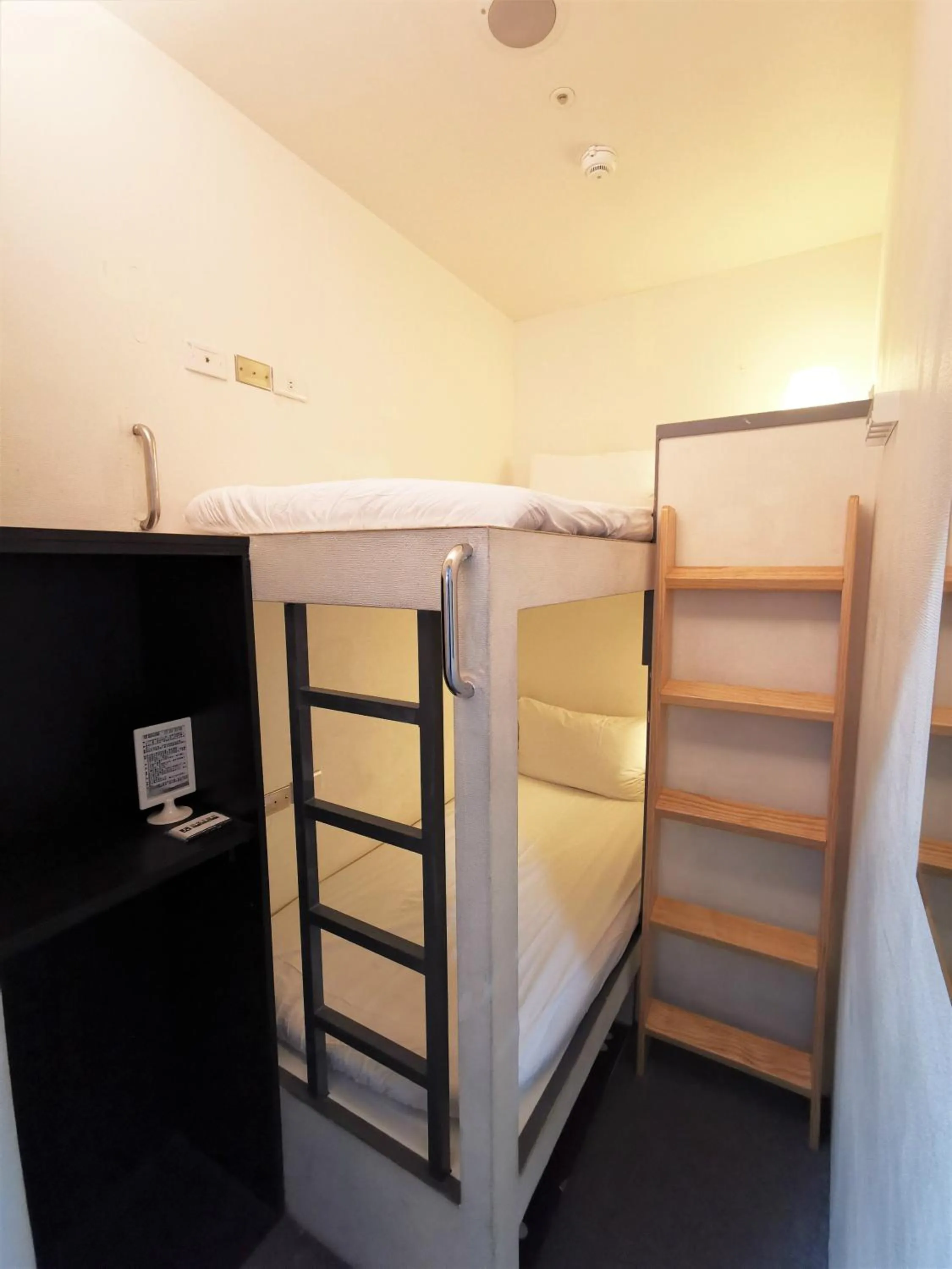 Photo of the whole room, Bed in Inn Cube - Ximen