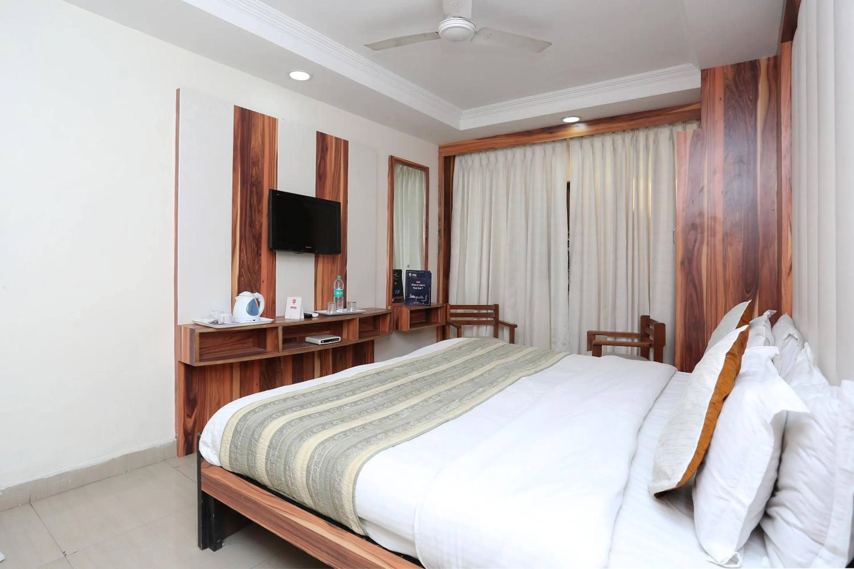 Facade/entrance, Bed in Hotel O F FIVE