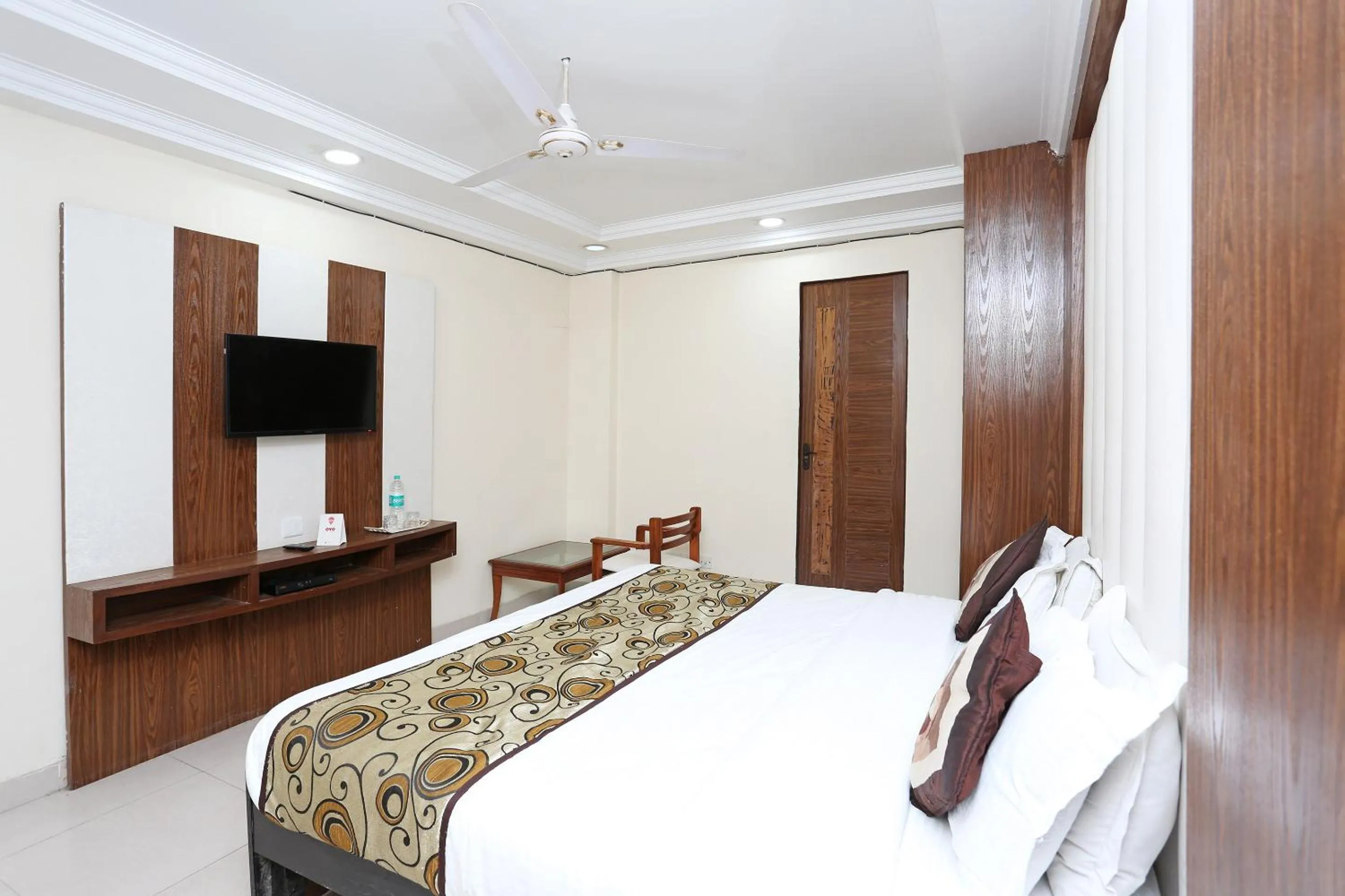 Facade/entrance, Bed in Hotel O F FIVE