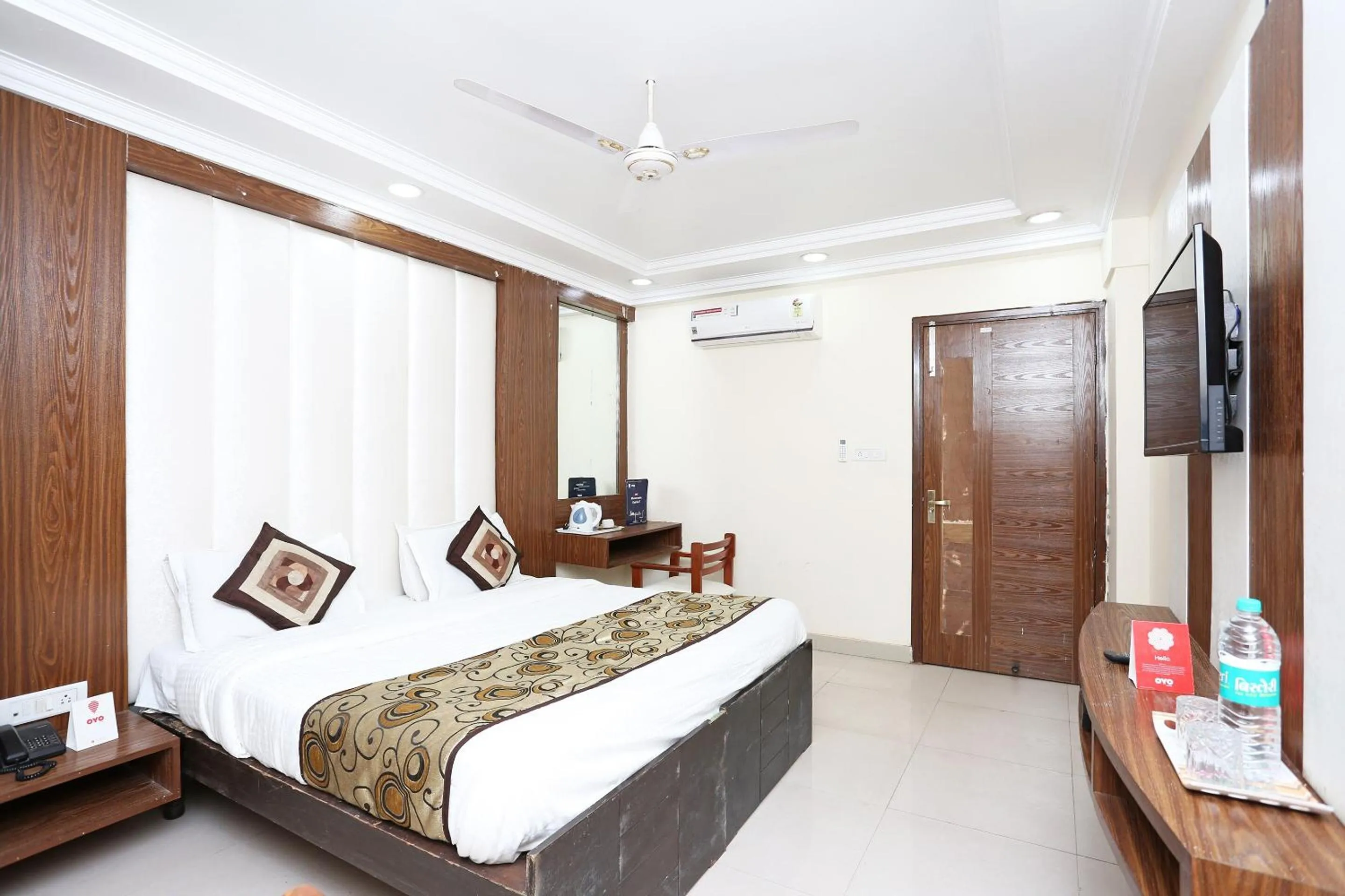 Facade/entrance, Bed in Hotel O F FIVE