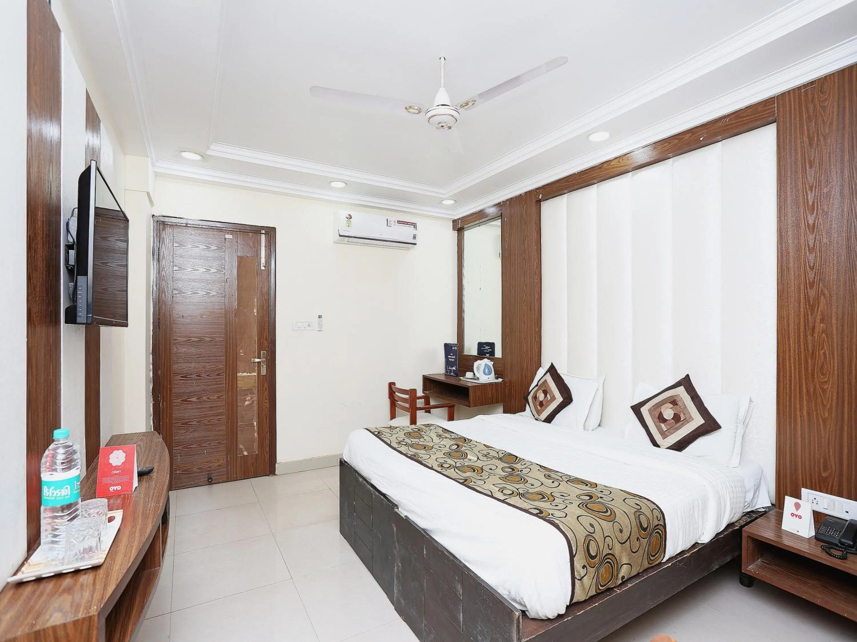 Facade/entrance, Bed in Hotel O F FIVE