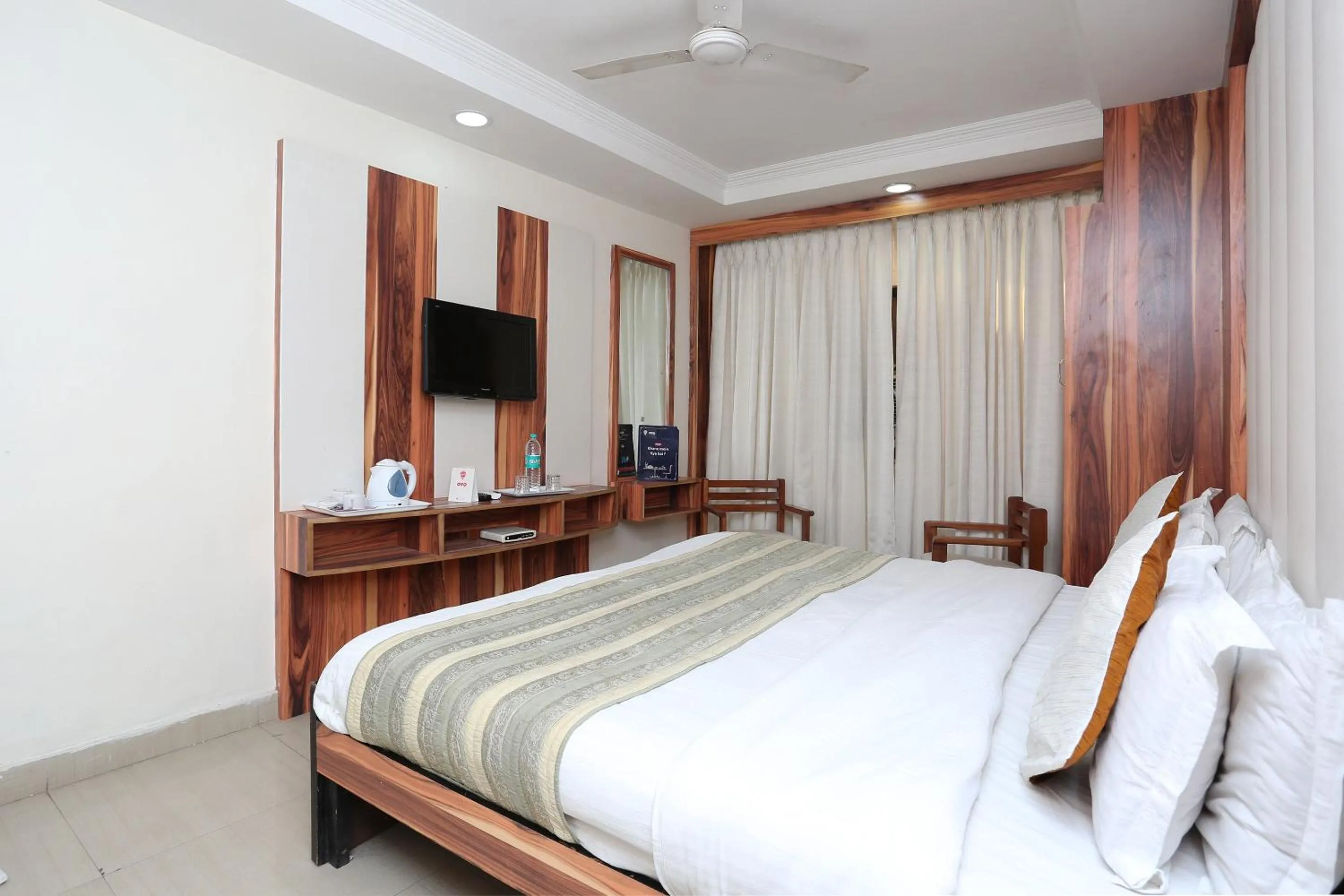 Facade/entrance, Bed in Hotel O F FIVE