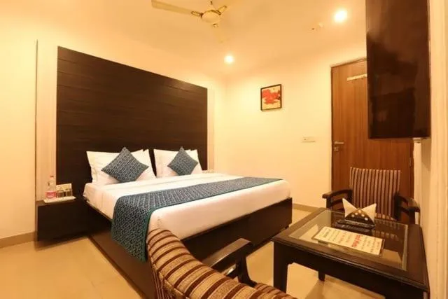 Bed in Airport Hotel Chanakya