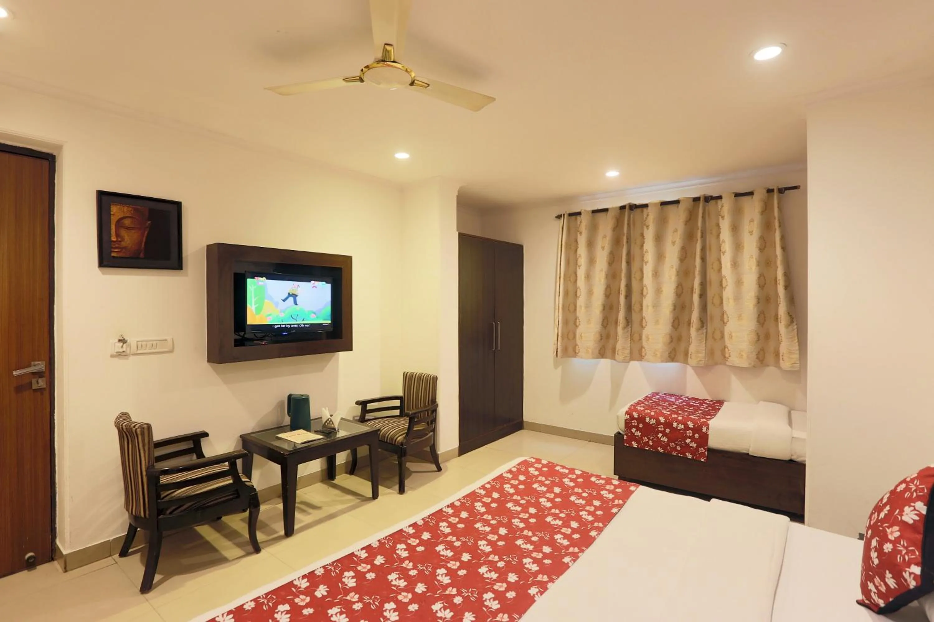 Photo of the whole room, Bed in Airport Hotel Chanakya