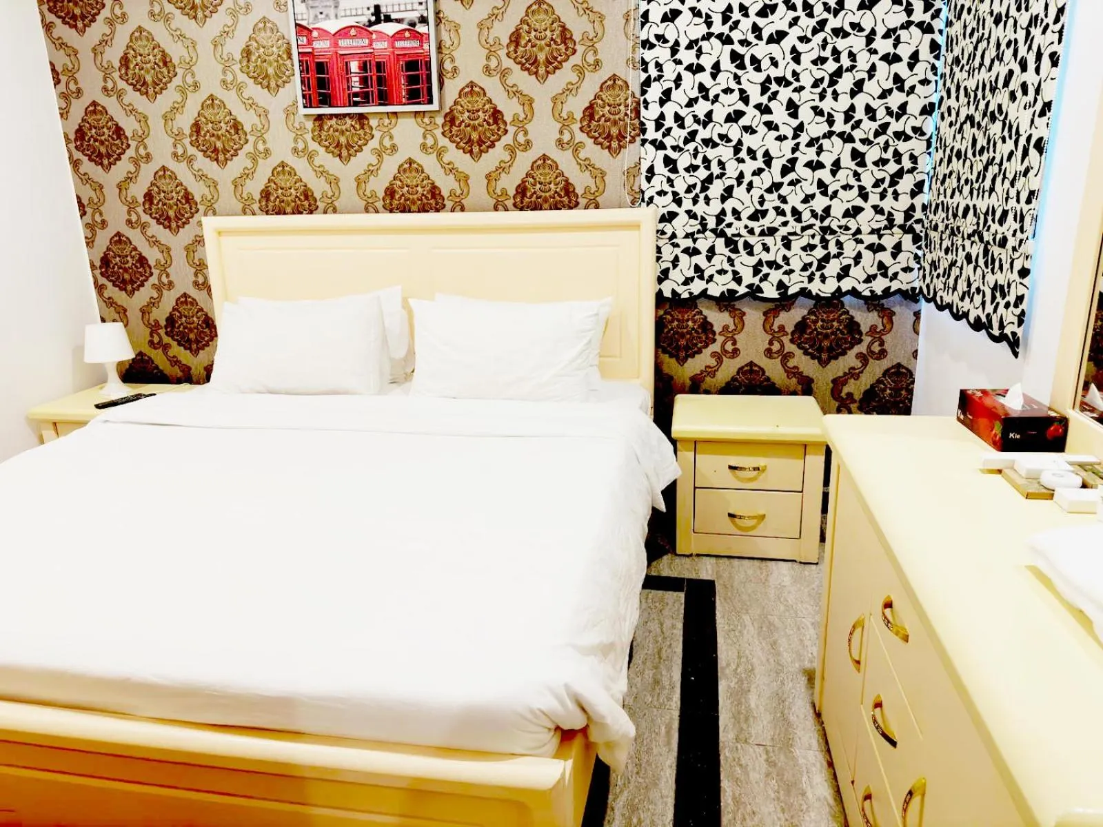 Bed in Hotel Leaders Plaza Salmiya