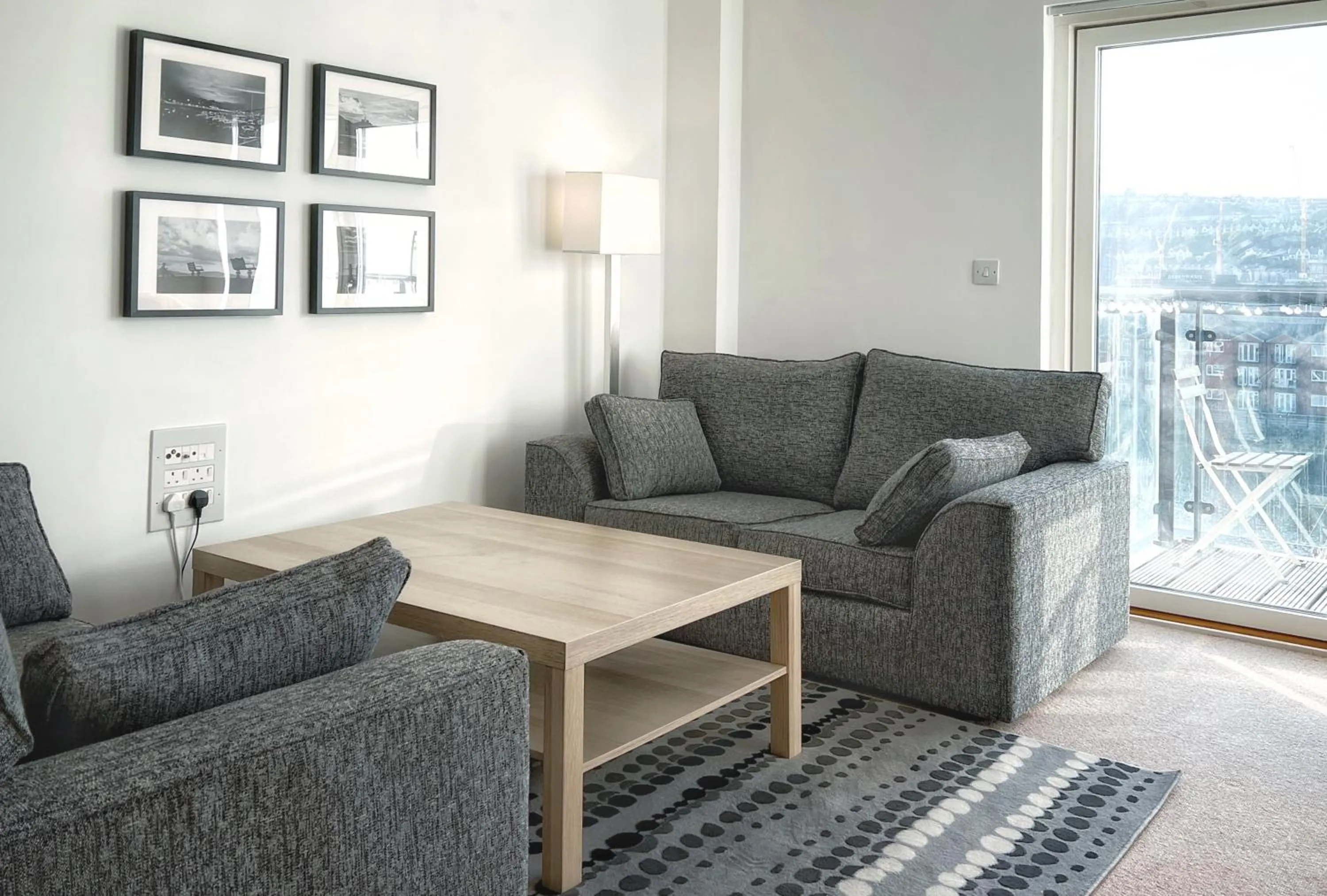 Elegant and Bright Seaside APT in Swansea Marina