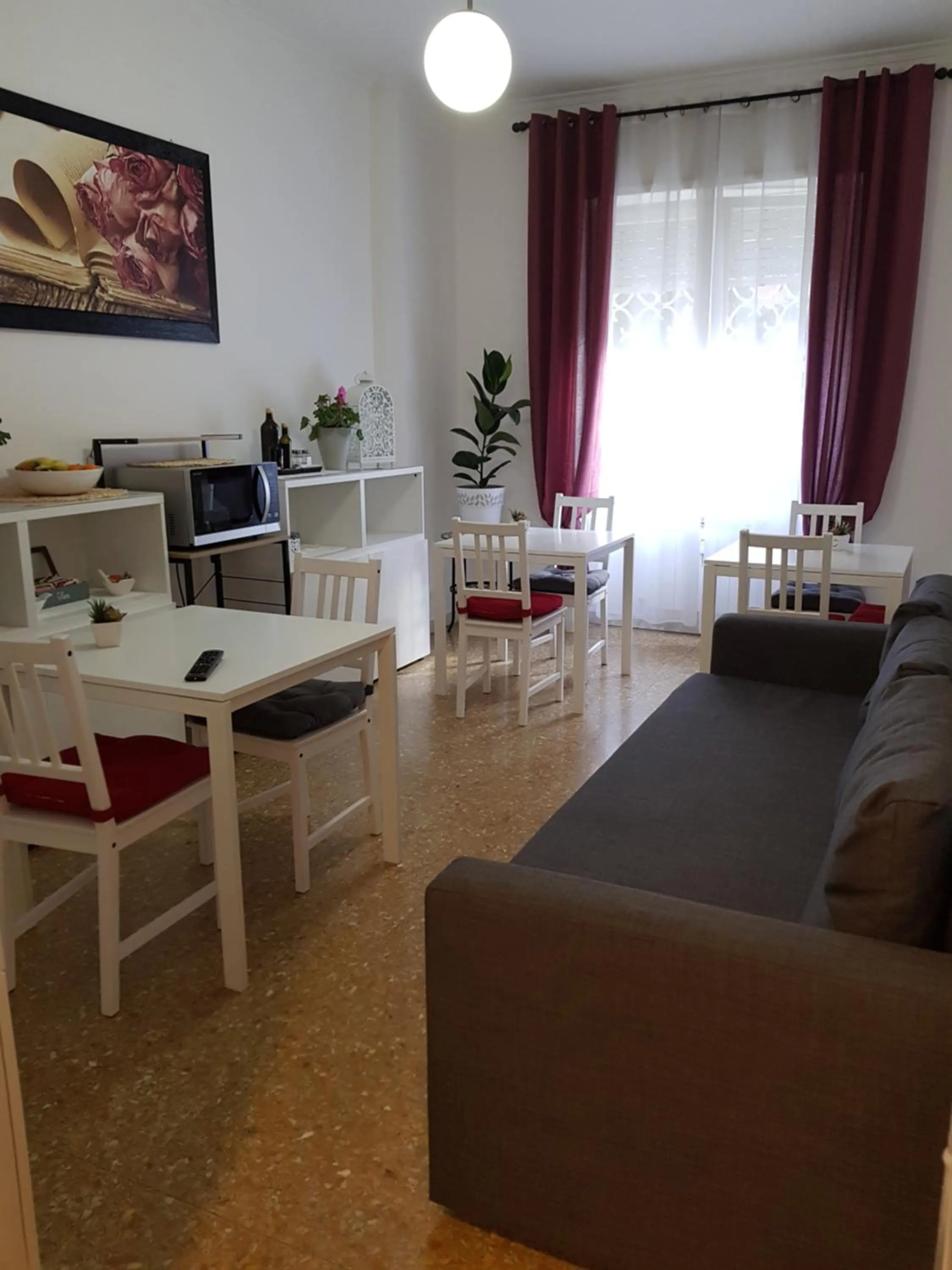 Communal lounge/ TV room in Rose Antiche Vatican B&B