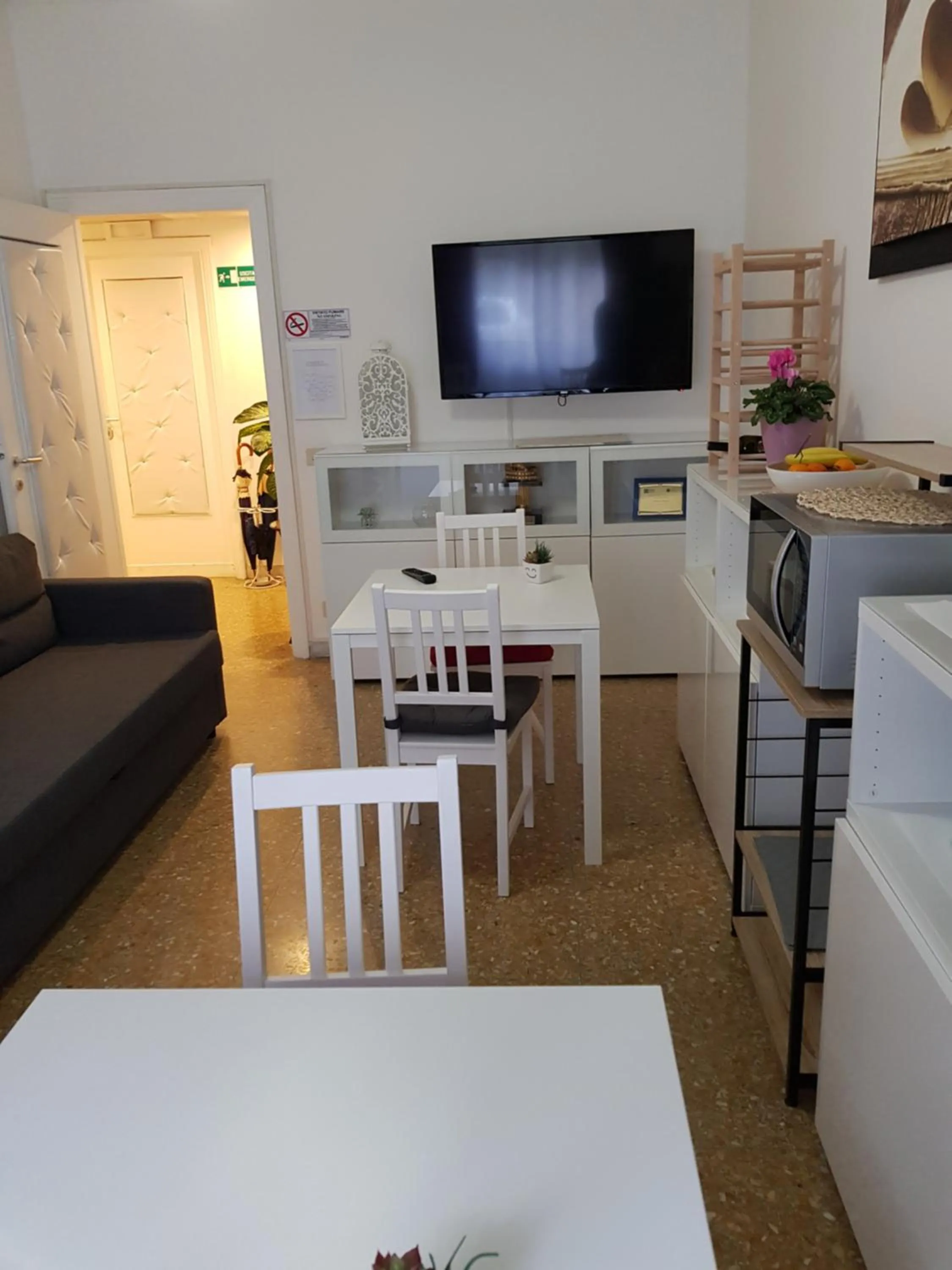 Communal lounge/ TV room in Rose Antiche Vatican B&B