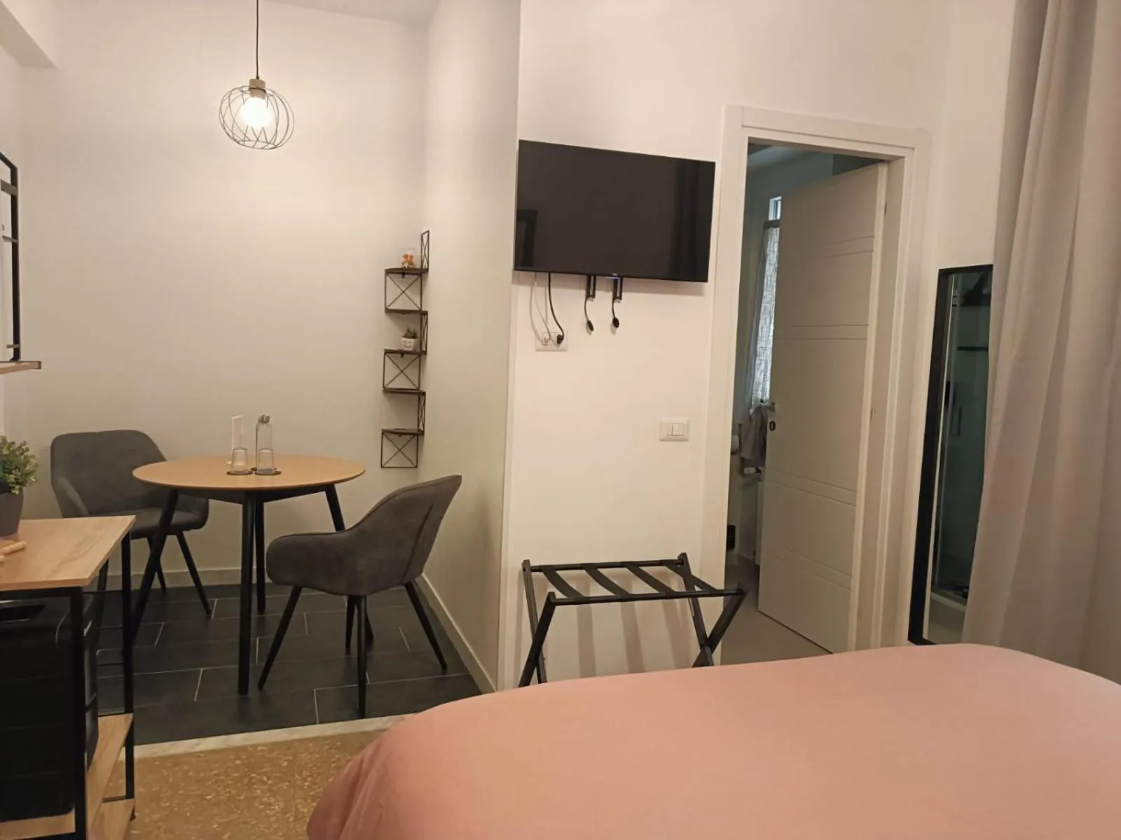 Bed in Rose Antiche Vatican B&B