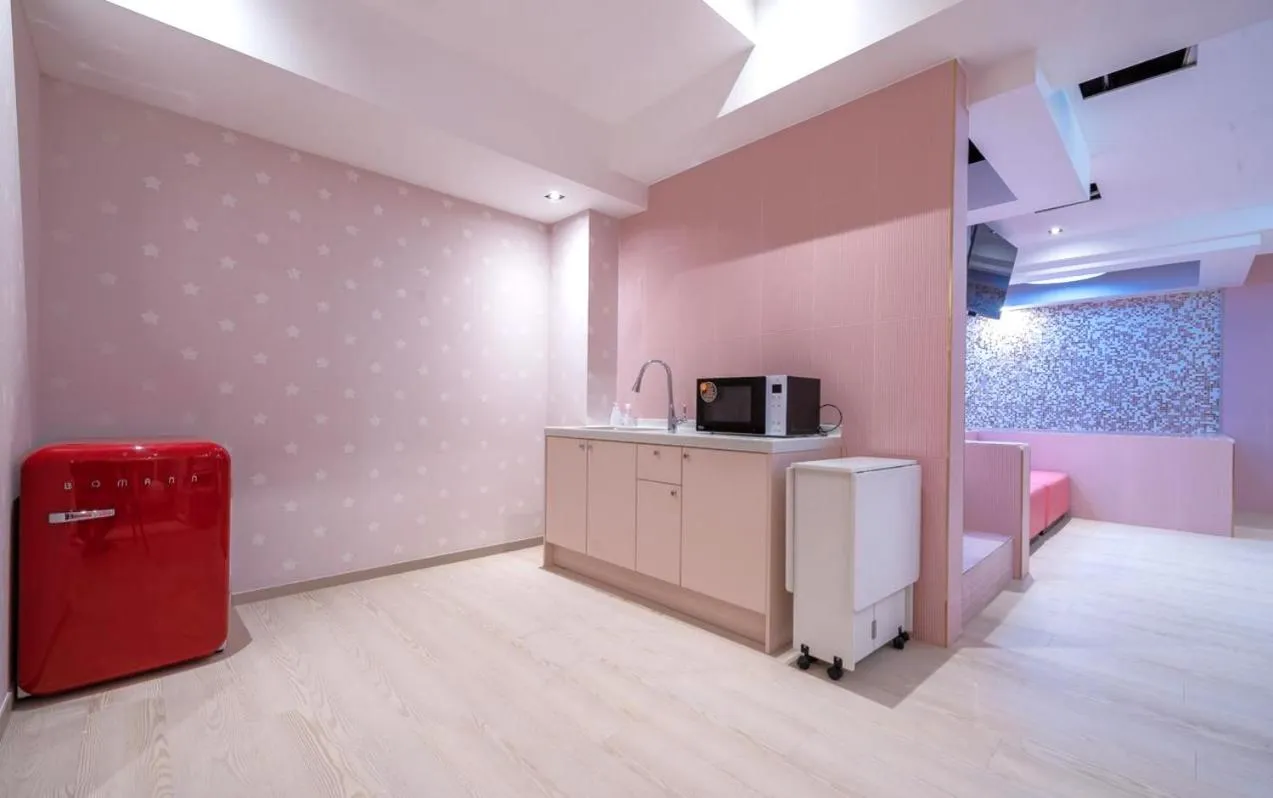 Kitchen or kitchenette, Bed in Jangyu Almond Kids Hotel