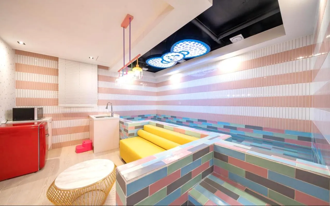 Swimming pool, Bed in Jangyu Almond Kids Hotel