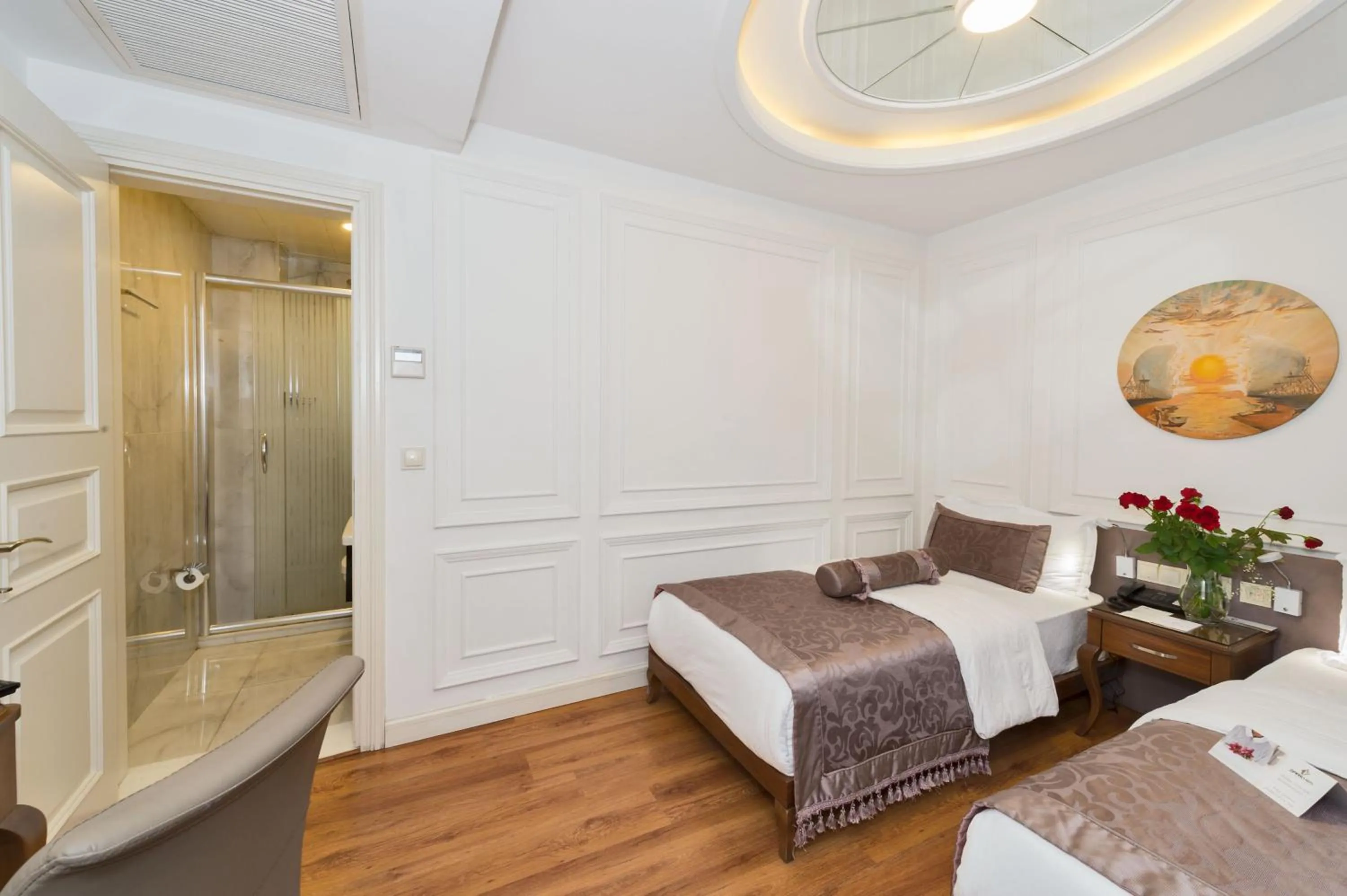 Shower, Bed in Darkmen Hotel 2