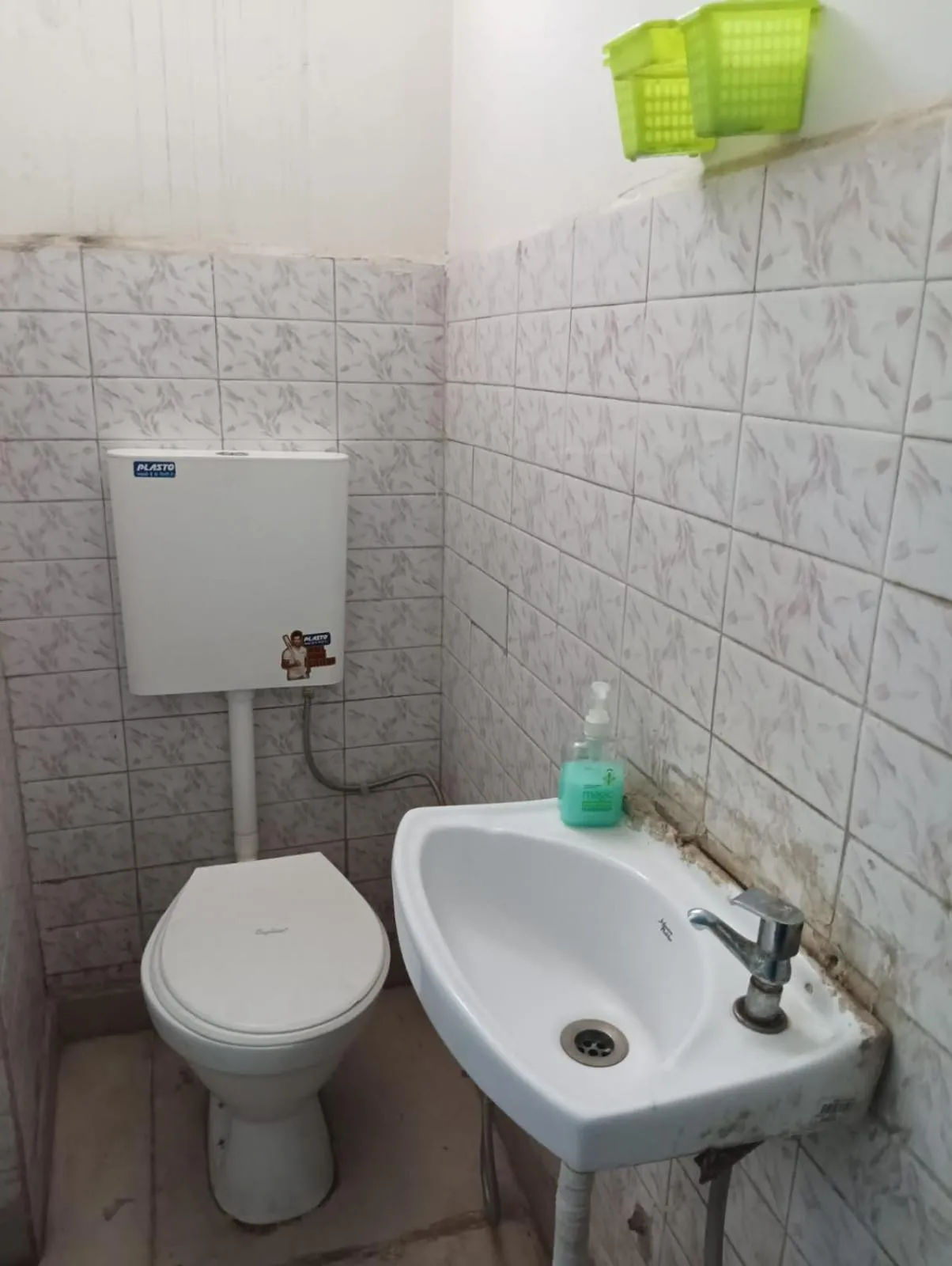 Toilet in Comfi Stay Hotel Bhopal