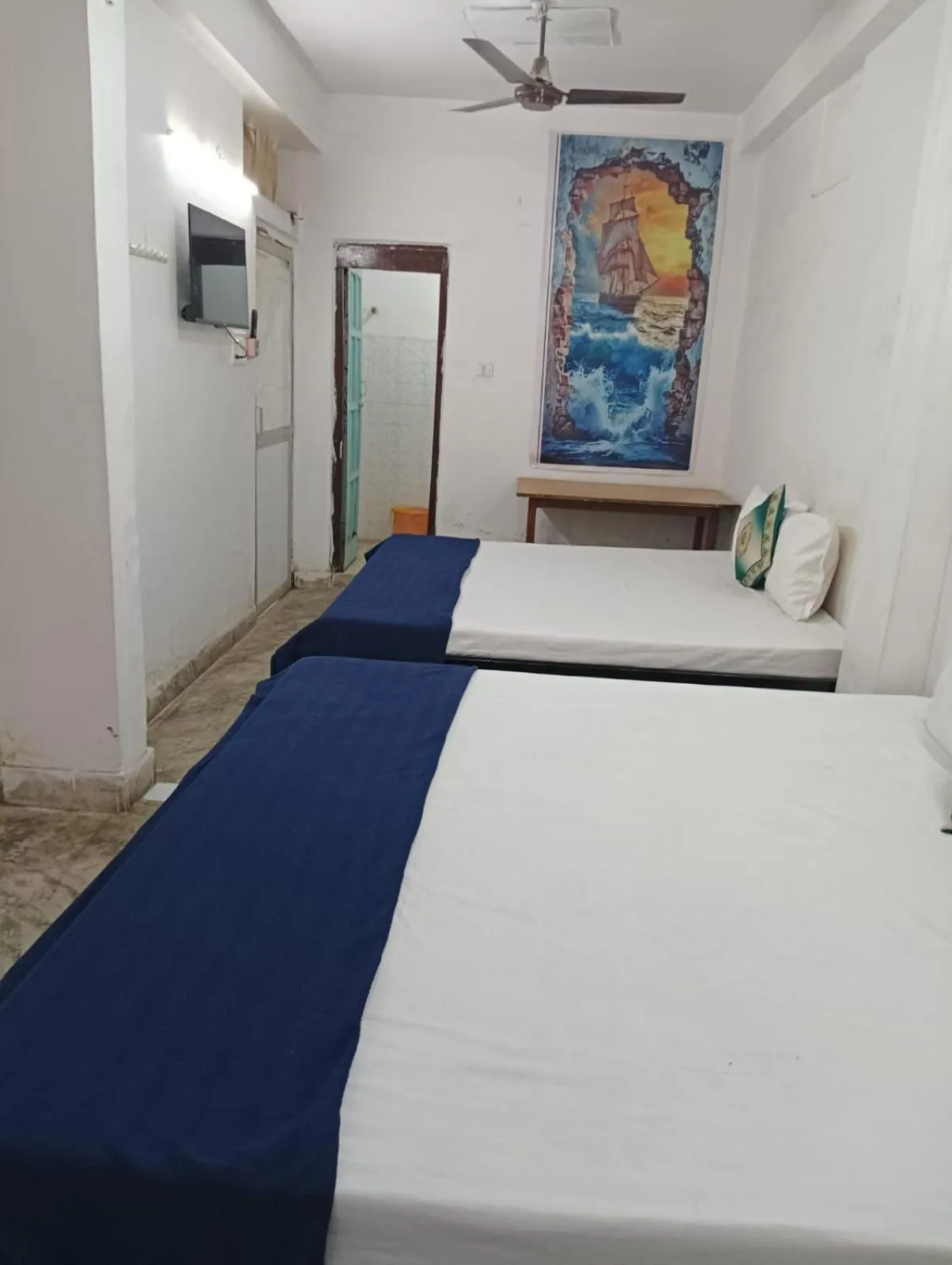 TV and multimedia, Bed in Comfi Stay Hotel Bhopal