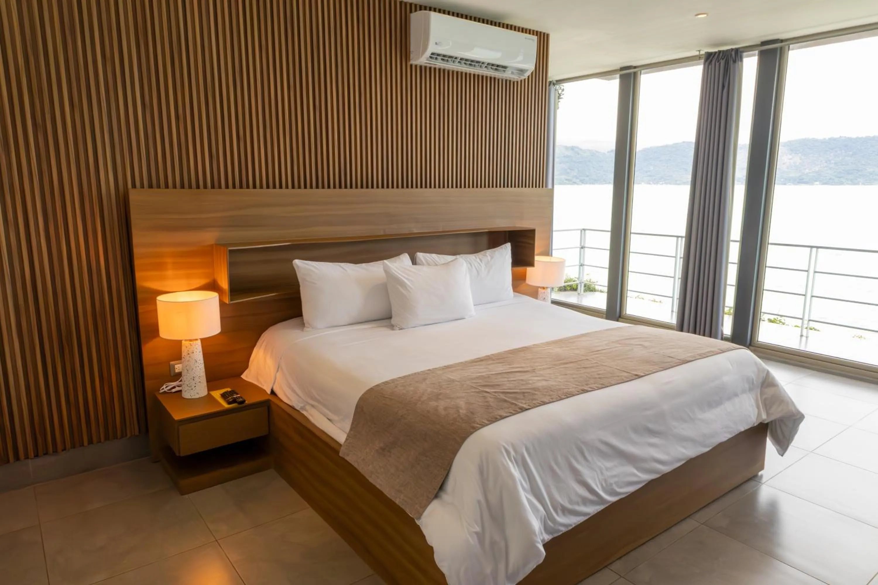 Bedroom, Bed in Cardedeu Residence Lago de Coatepeque