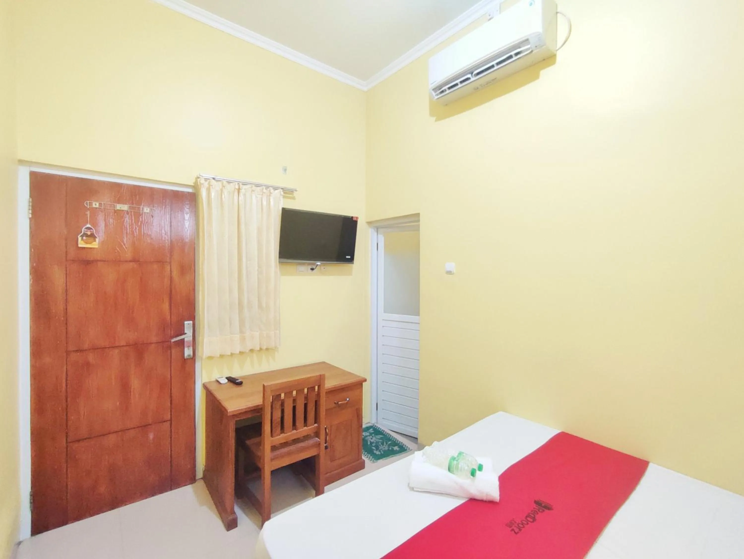 Bedroom, Bed in RedDoorz Near Exit Toll Banyumanik Semarang