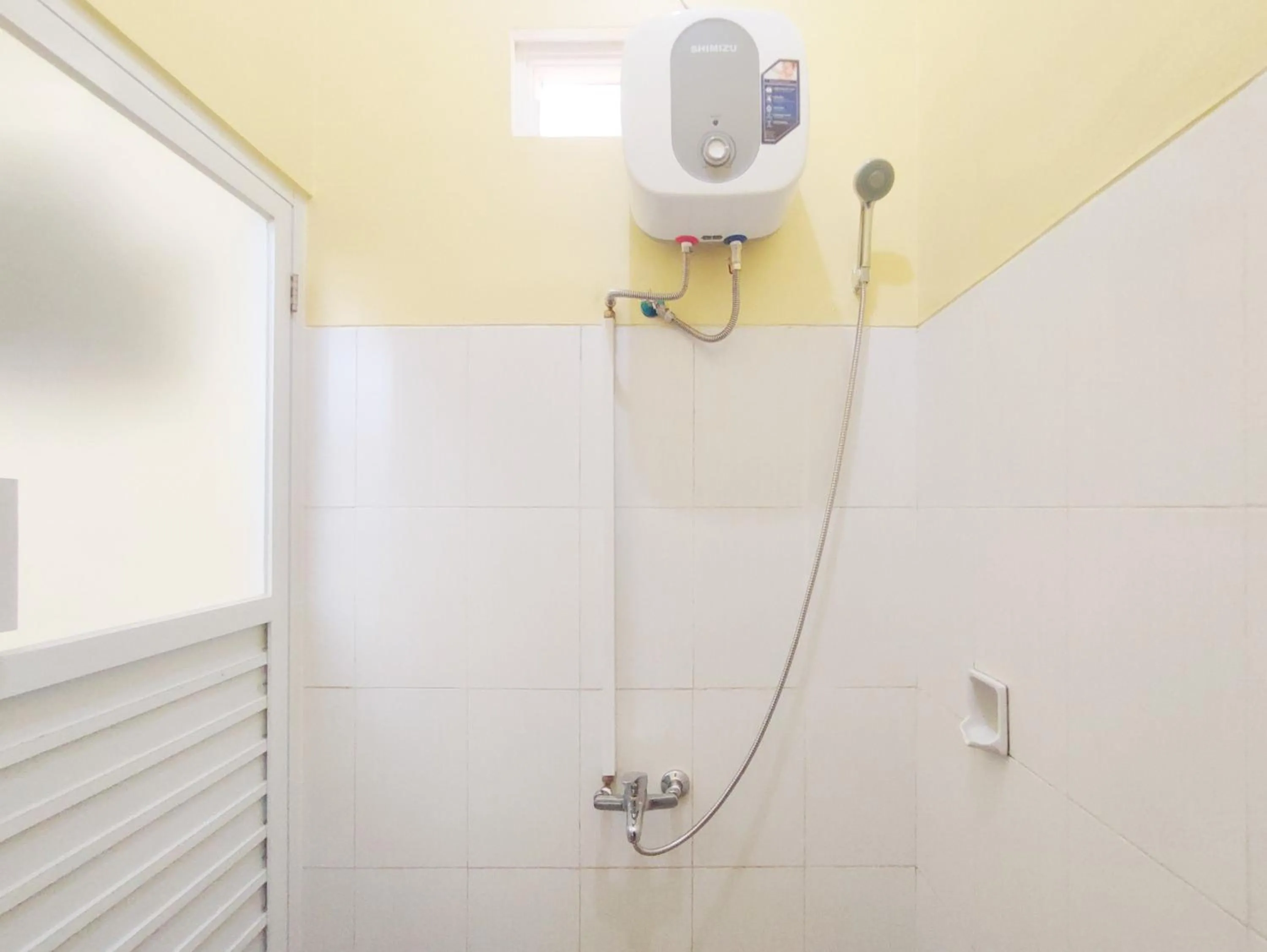 Bathroom in RedDoorz Near Exit Toll Banyumanik Semarang