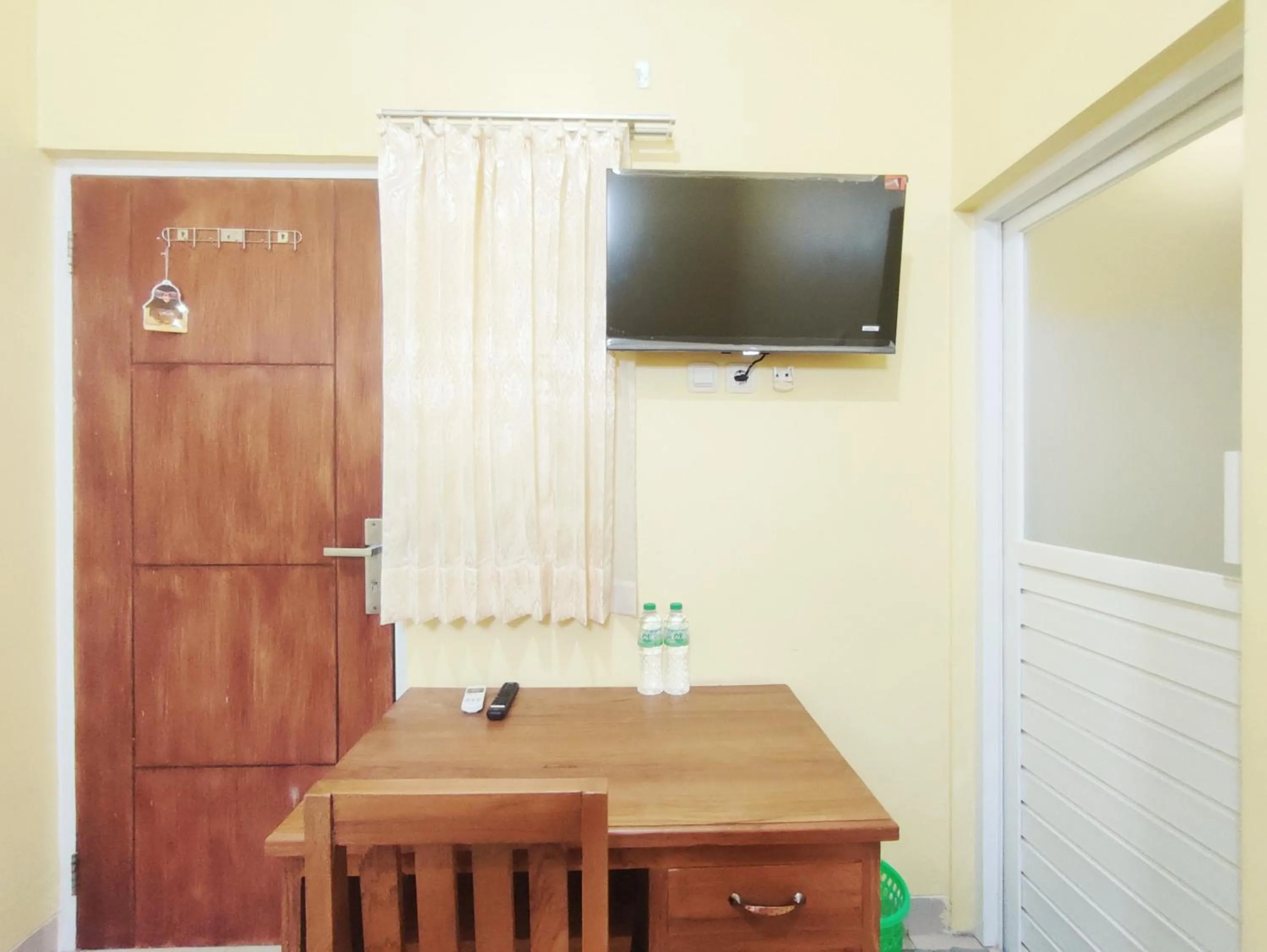 Bedroom in RedDoorz Near Exit Toll Banyumanik Semarang
