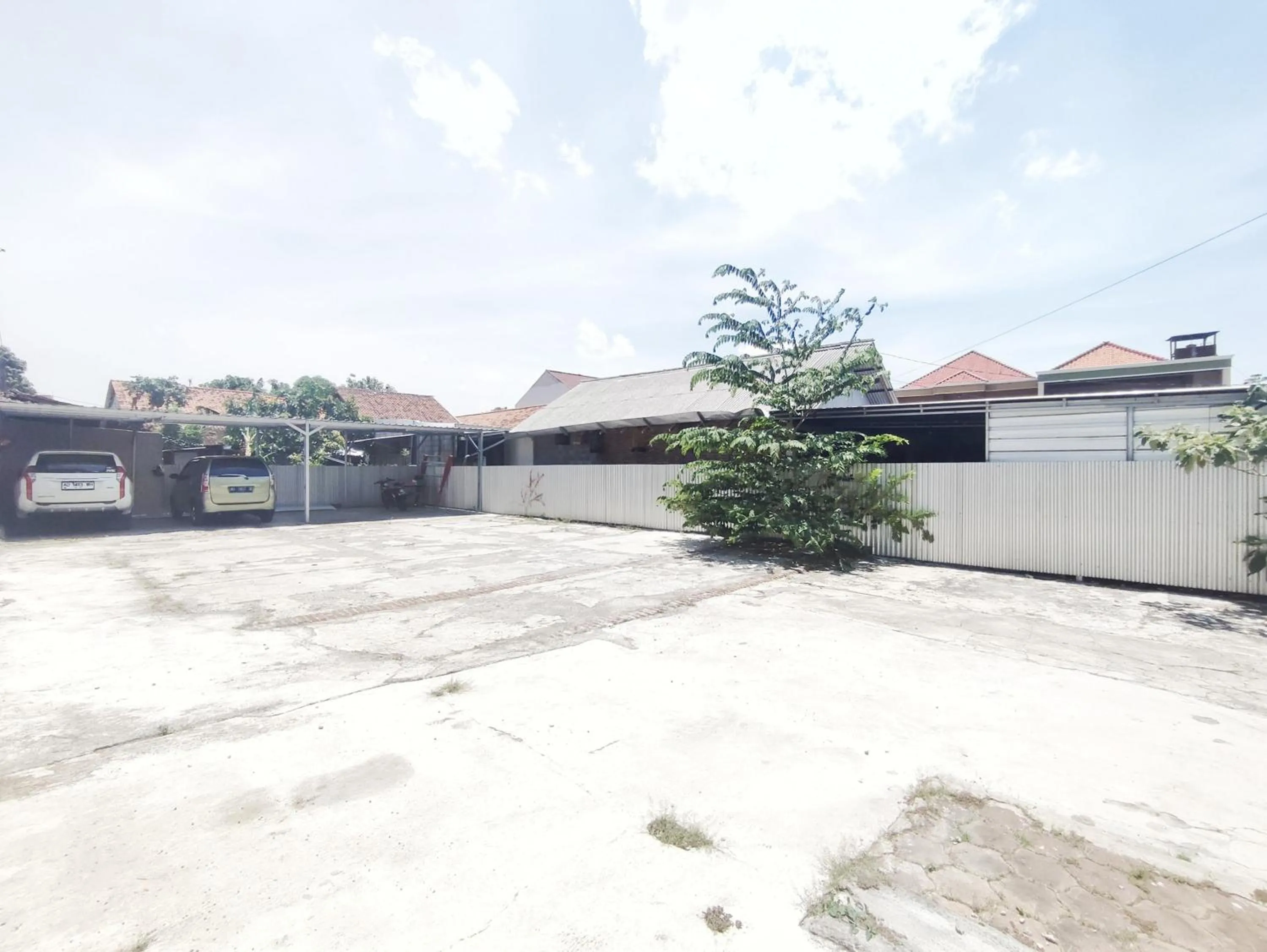 Parking in RedDoorz Near Exit Toll Banyumanik Semarang