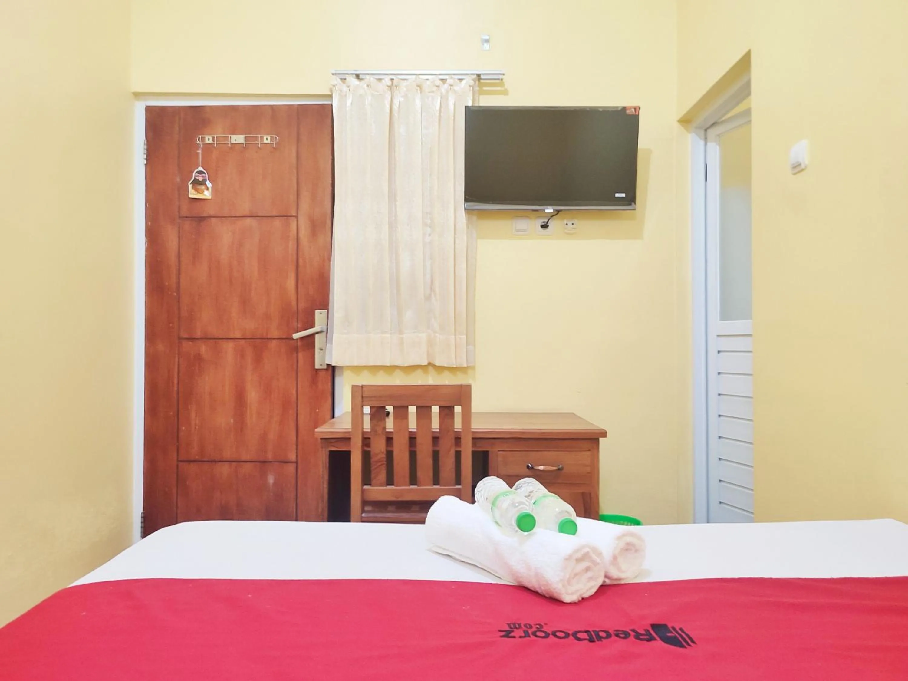 Bedroom, Bed in RedDoorz Near Exit Toll Banyumanik Semarang