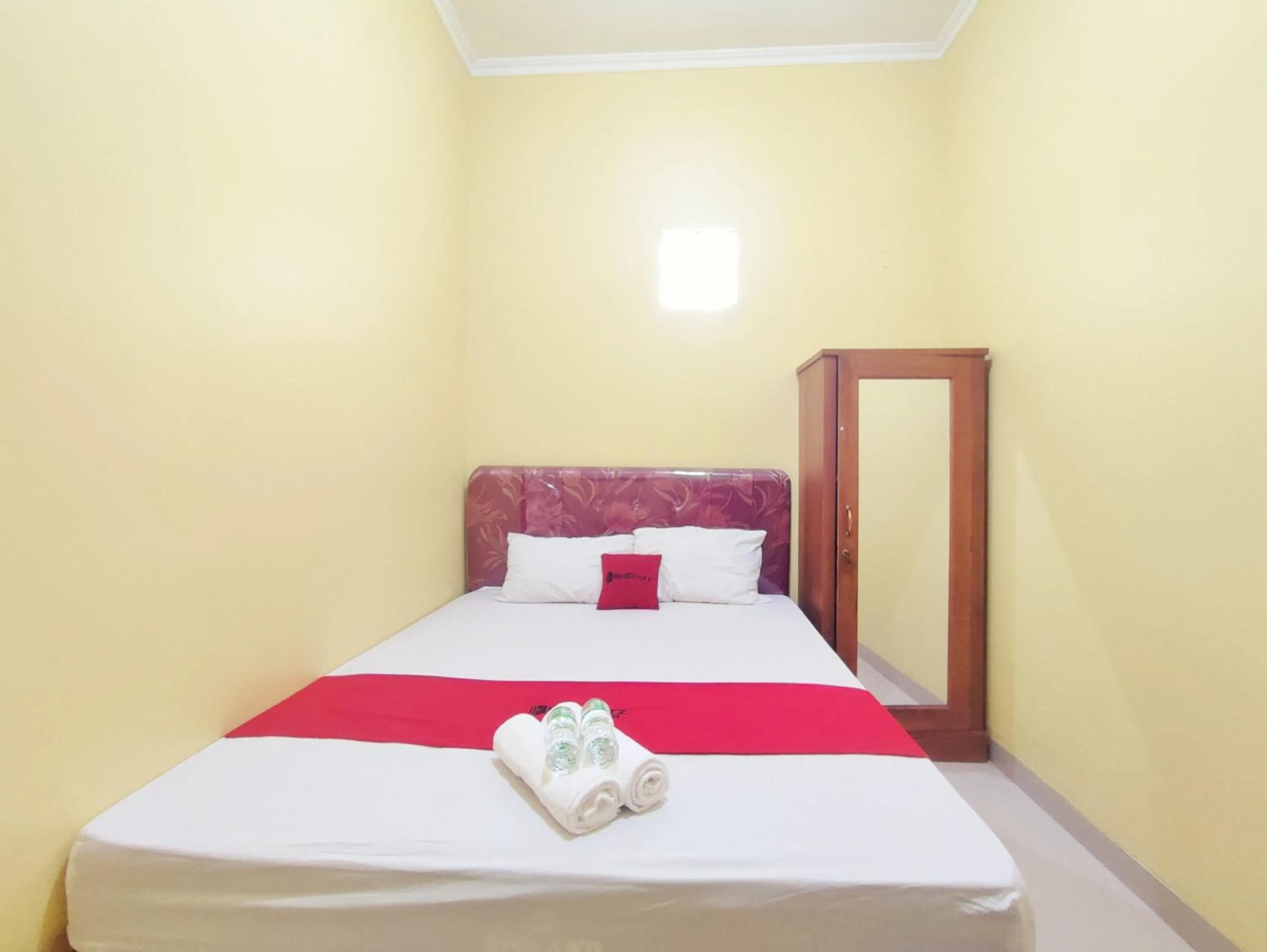 Bedroom, Bed in RedDoorz Near Exit Toll Banyumanik Semarang