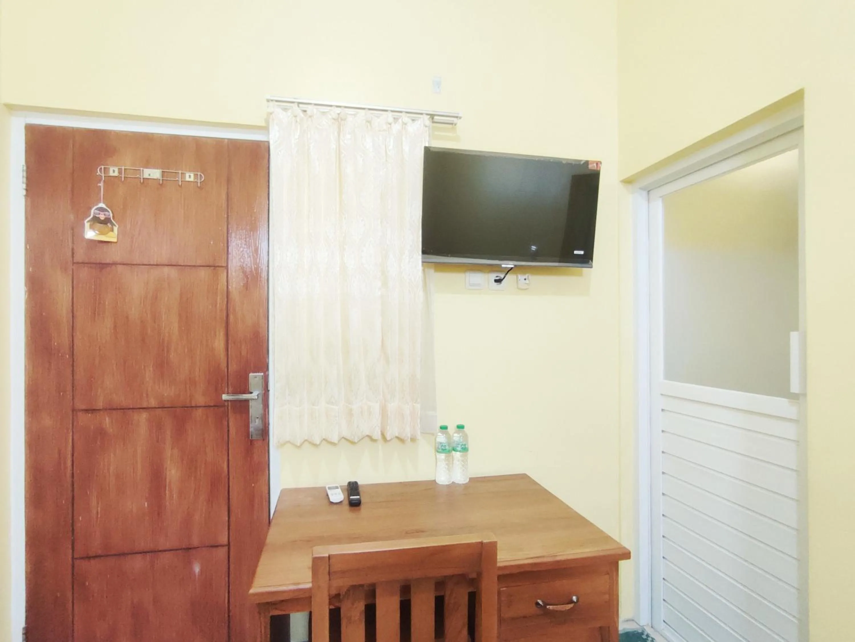 Bedroom in RedDoorz Near Exit Toll Banyumanik Semarang
