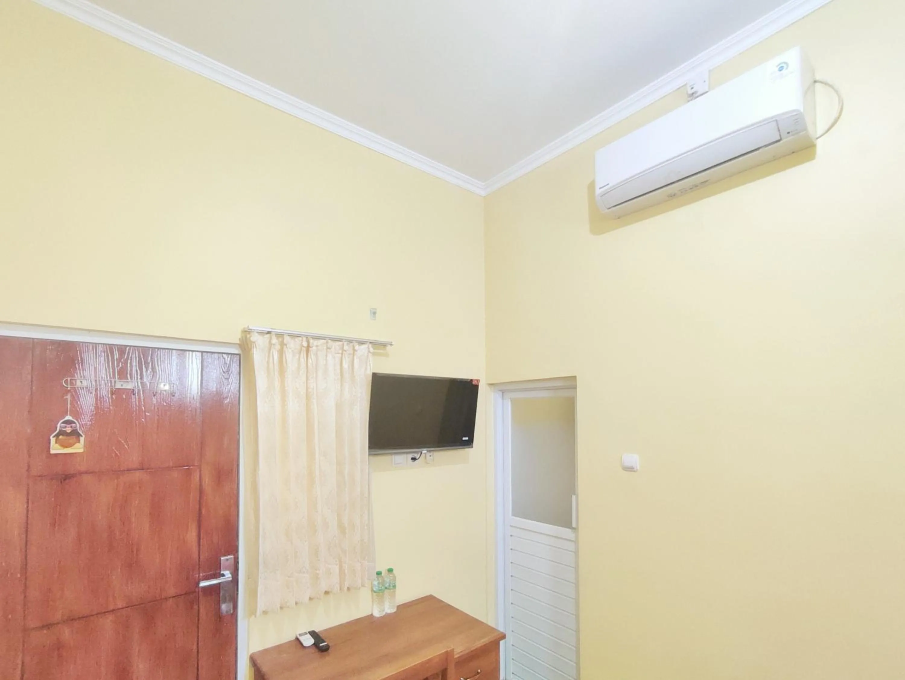Bedroom in RedDoorz Near Exit Toll Banyumanik Semarang