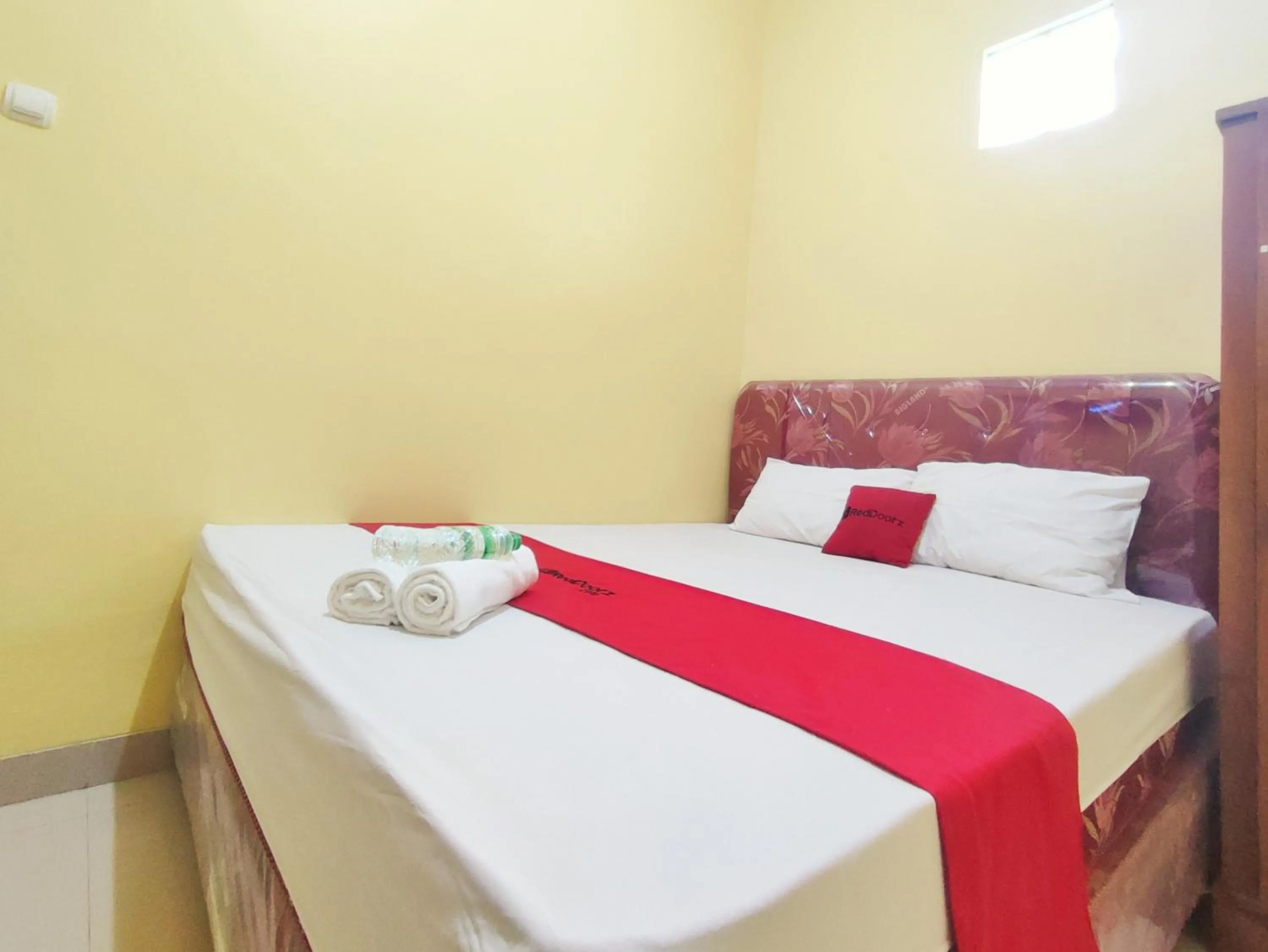 Bedroom, Bed in RedDoorz Near Exit Toll Banyumanik Semarang