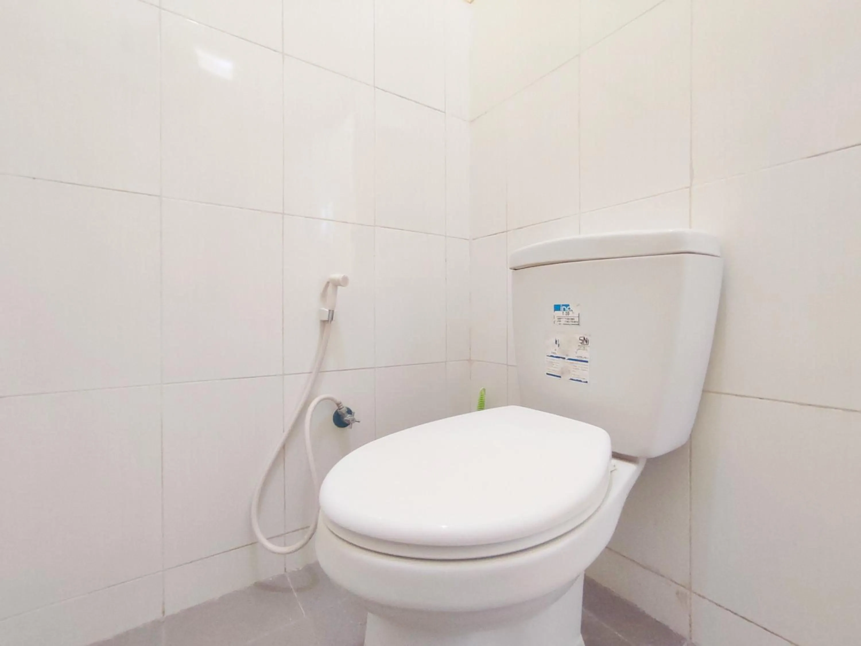 Bathroom in RedDoorz Near Exit Toll Banyumanik Semarang