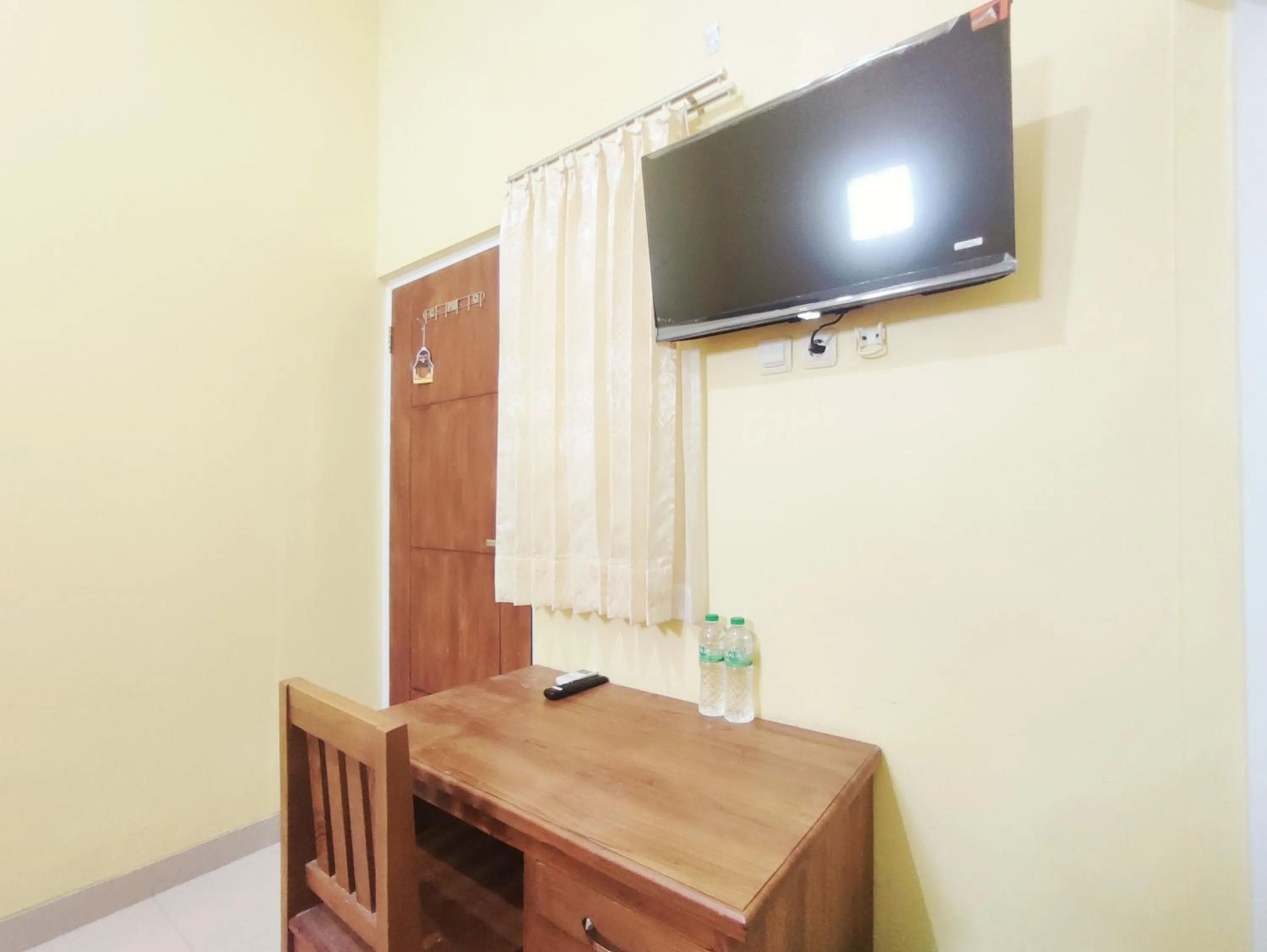 Bedroom in RedDoorz Near Exit Toll Banyumanik Semarang