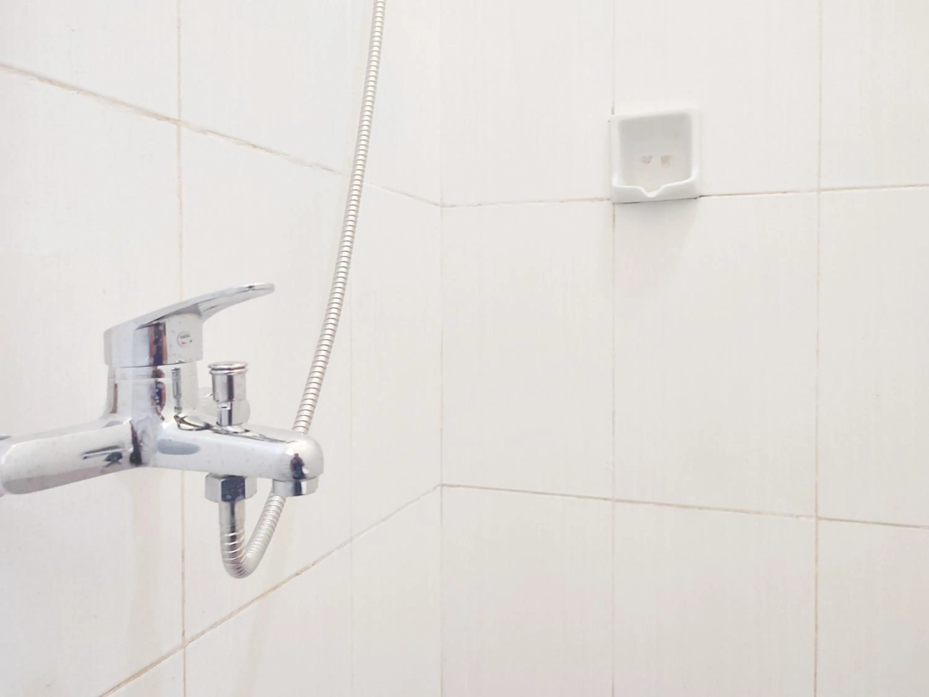 Bathroom in RedDoorz Near Exit Toll Banyumanik Semarang