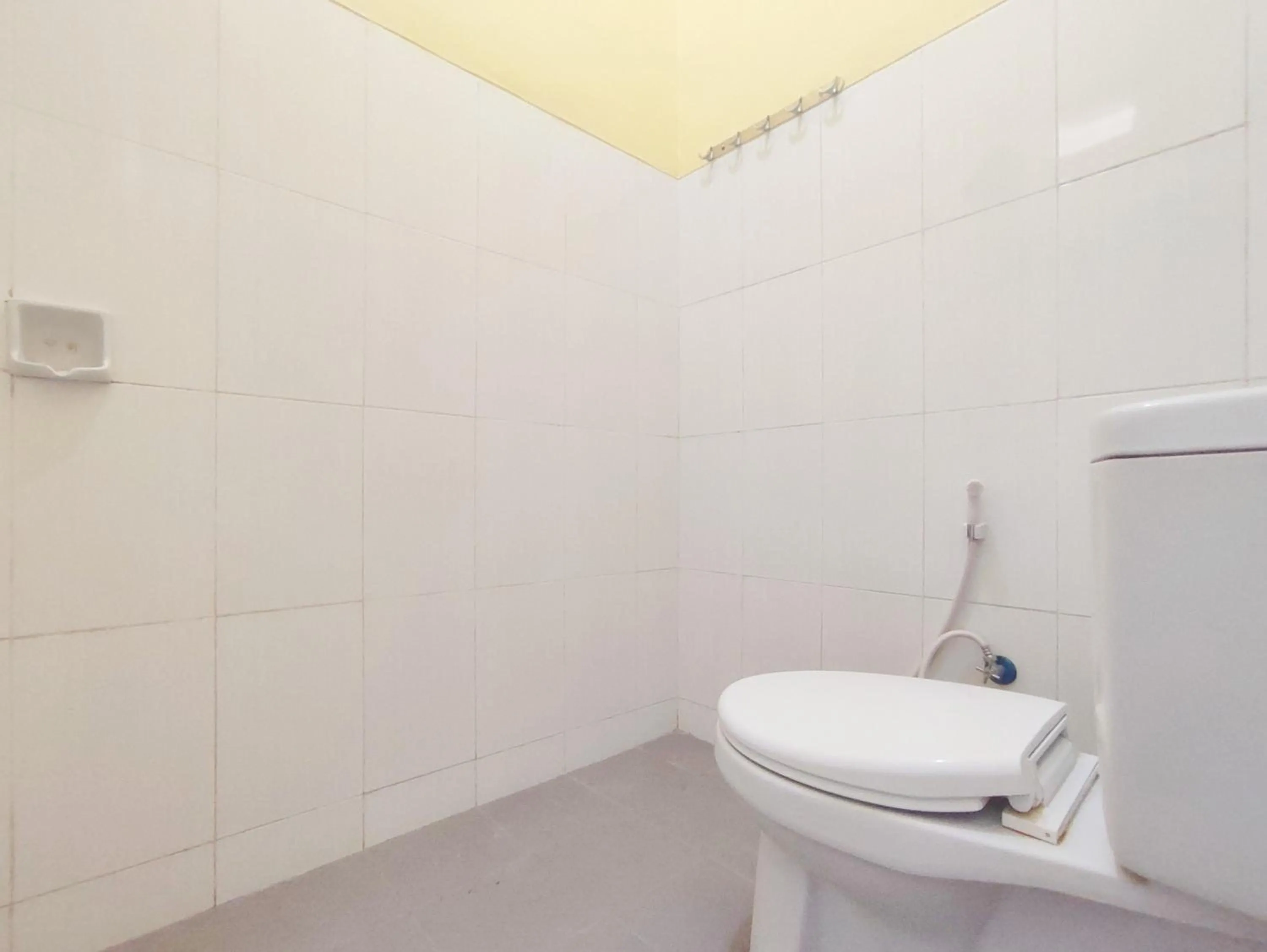Bathroom in RedDoorz Near Exit Toll Banyumanik Semarang