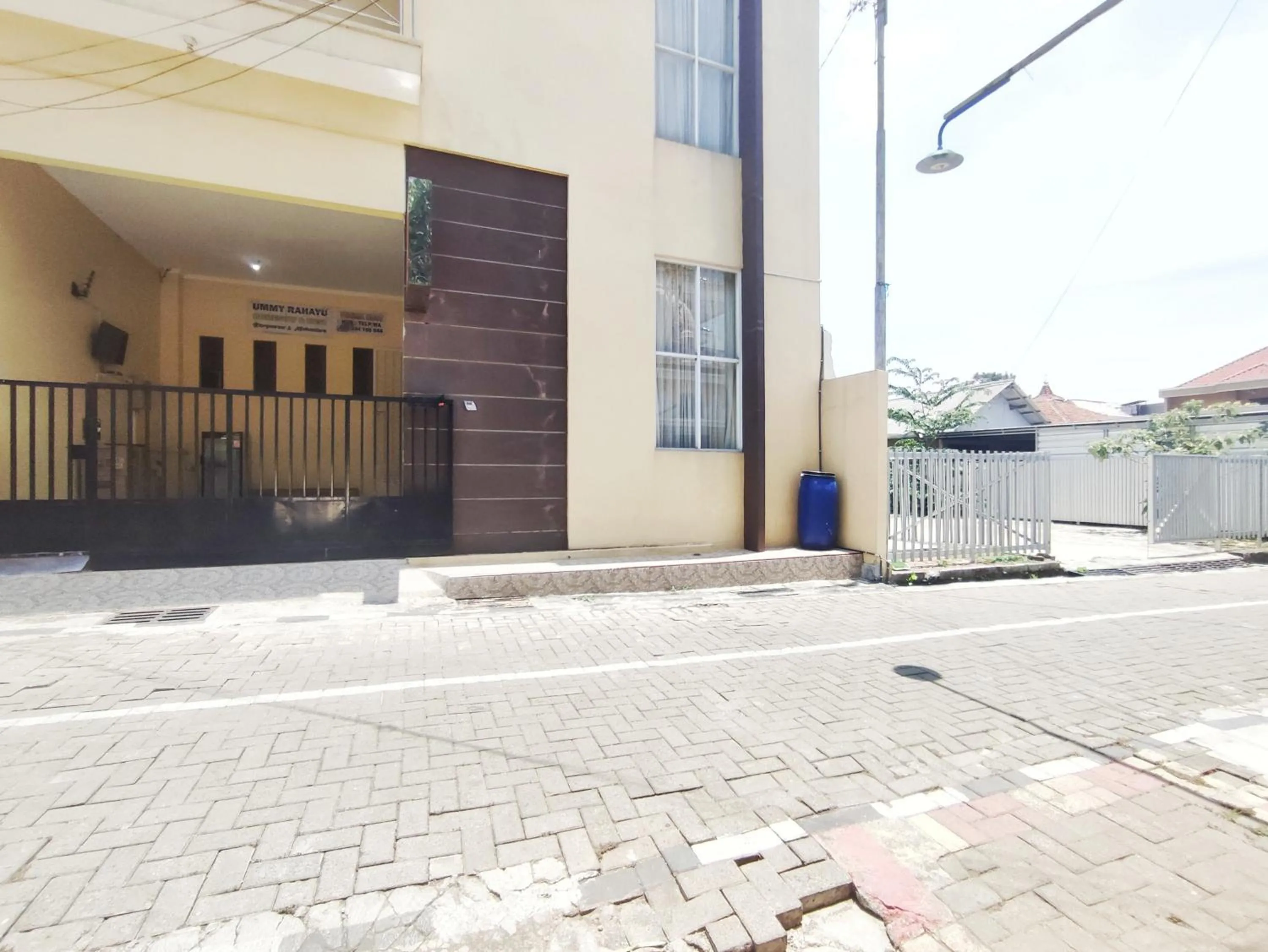 Facade/entrance in RedDoorz Near Exit Toll Banyumanik Semarang