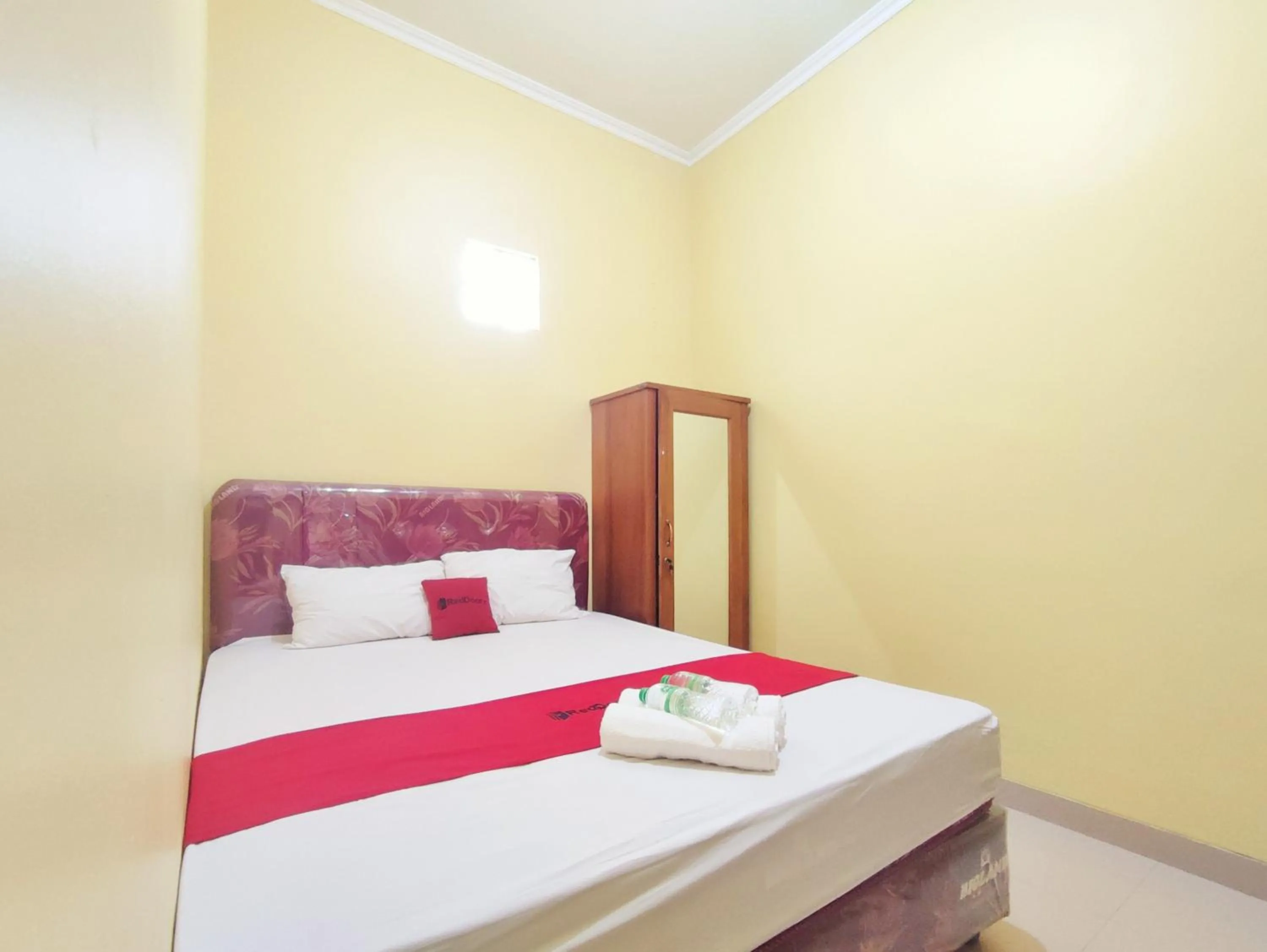 Bedroom, Bed in RedDoorz Near Exit Toll Banyumanik Semarang
