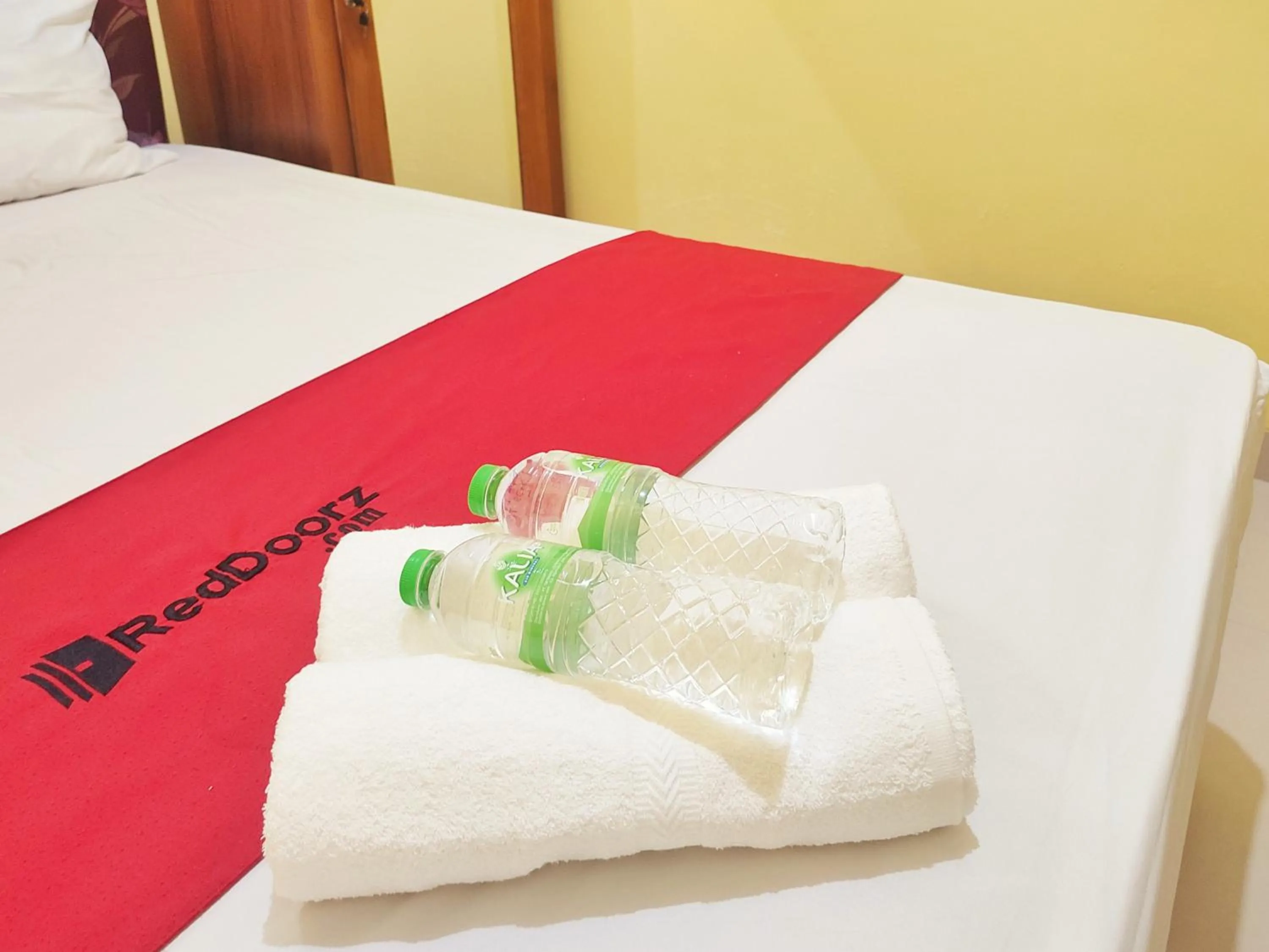 Bedroom, Bed in RedDoorz Near Exit Toll Banyumanik Semarang