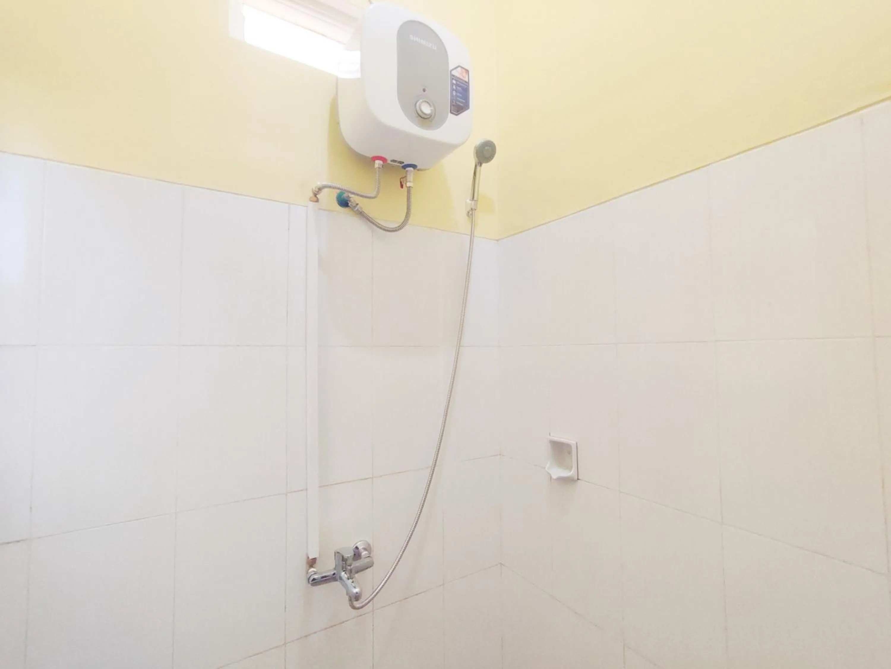 Bathroom in RedDoorz Near Exit Toll Banyumanik Semarang