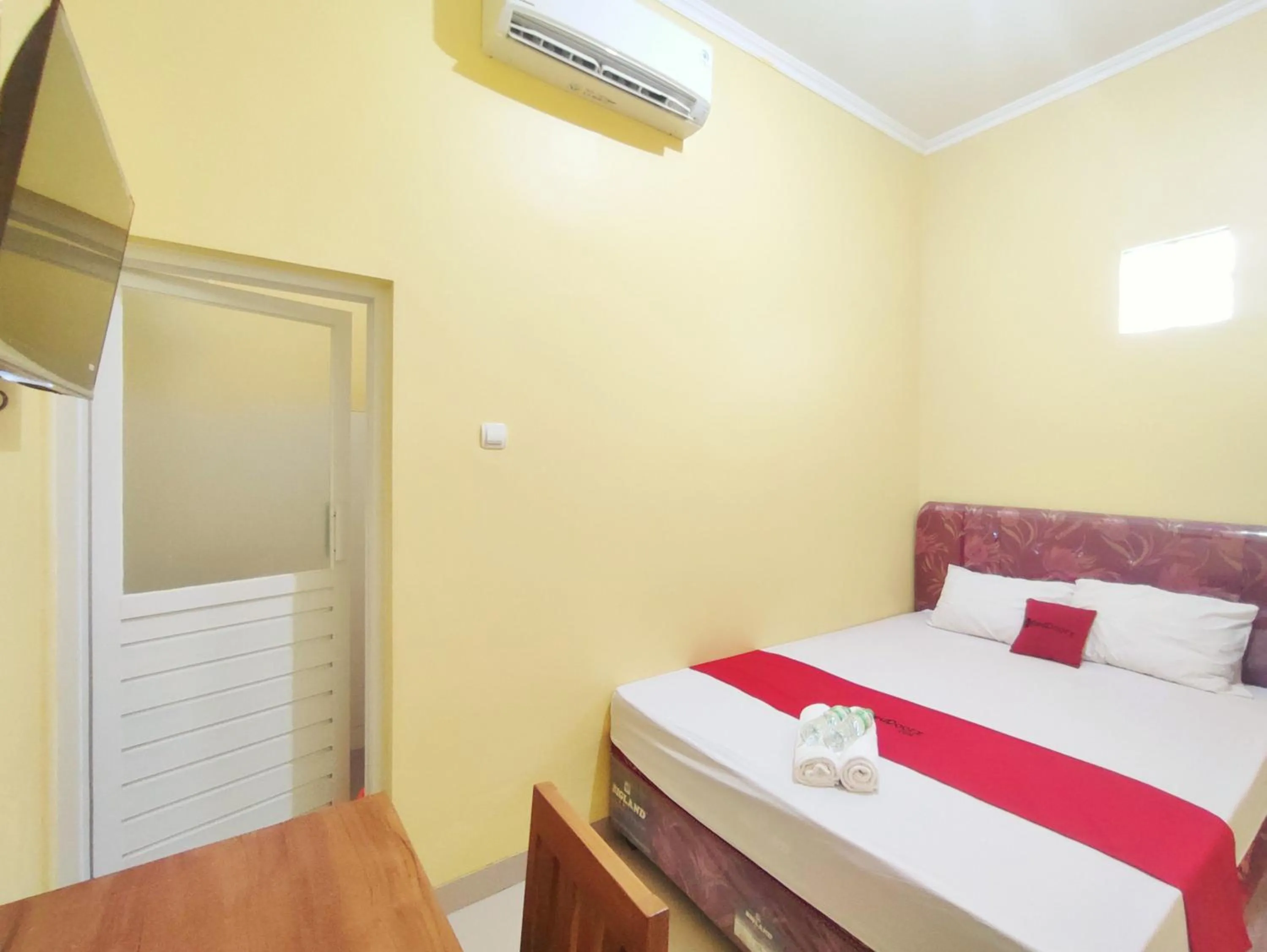 Bedroom, Bed in RedDoorz Near Exit Toll Banyumanik Semarang