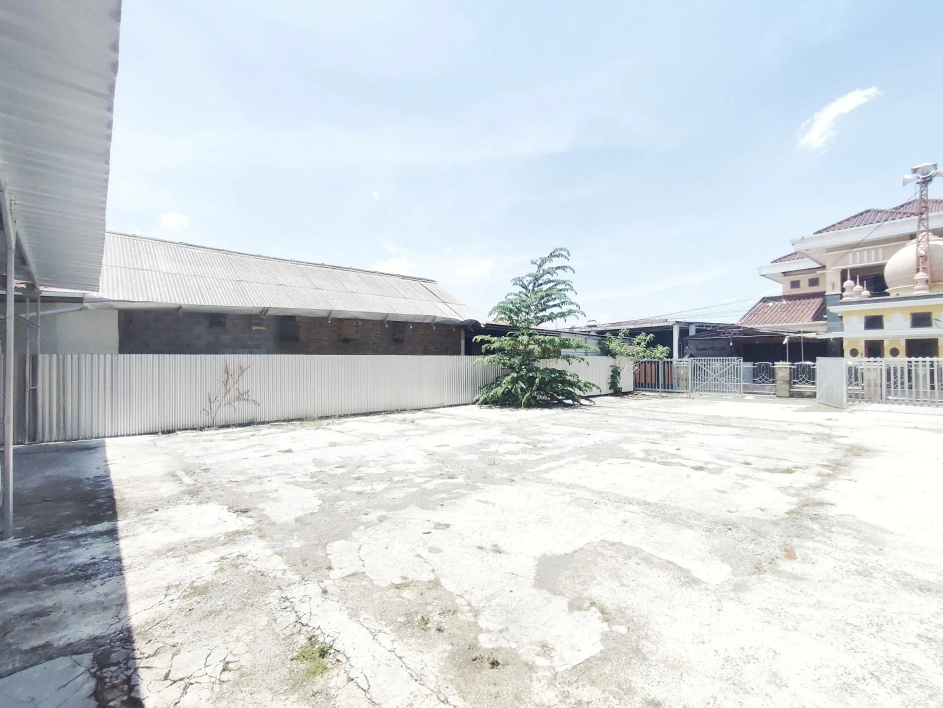 Parking in RedDoorz Near Exit Toll Banyumanik Semarang
